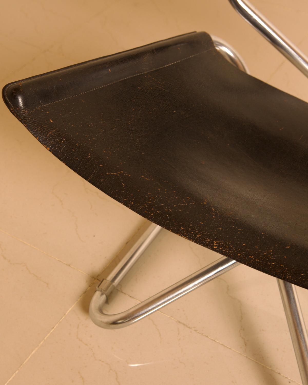 Chaise d'appoint "Z" Scandinave en cuir noir patiné par Erik Magnussen pour Torben Ørskov — in context