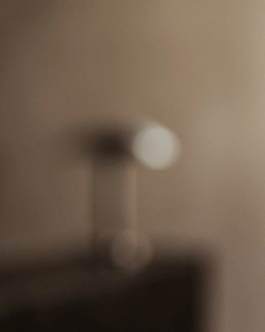 Lampe en aluminium brossé - Belgique XXe siècle