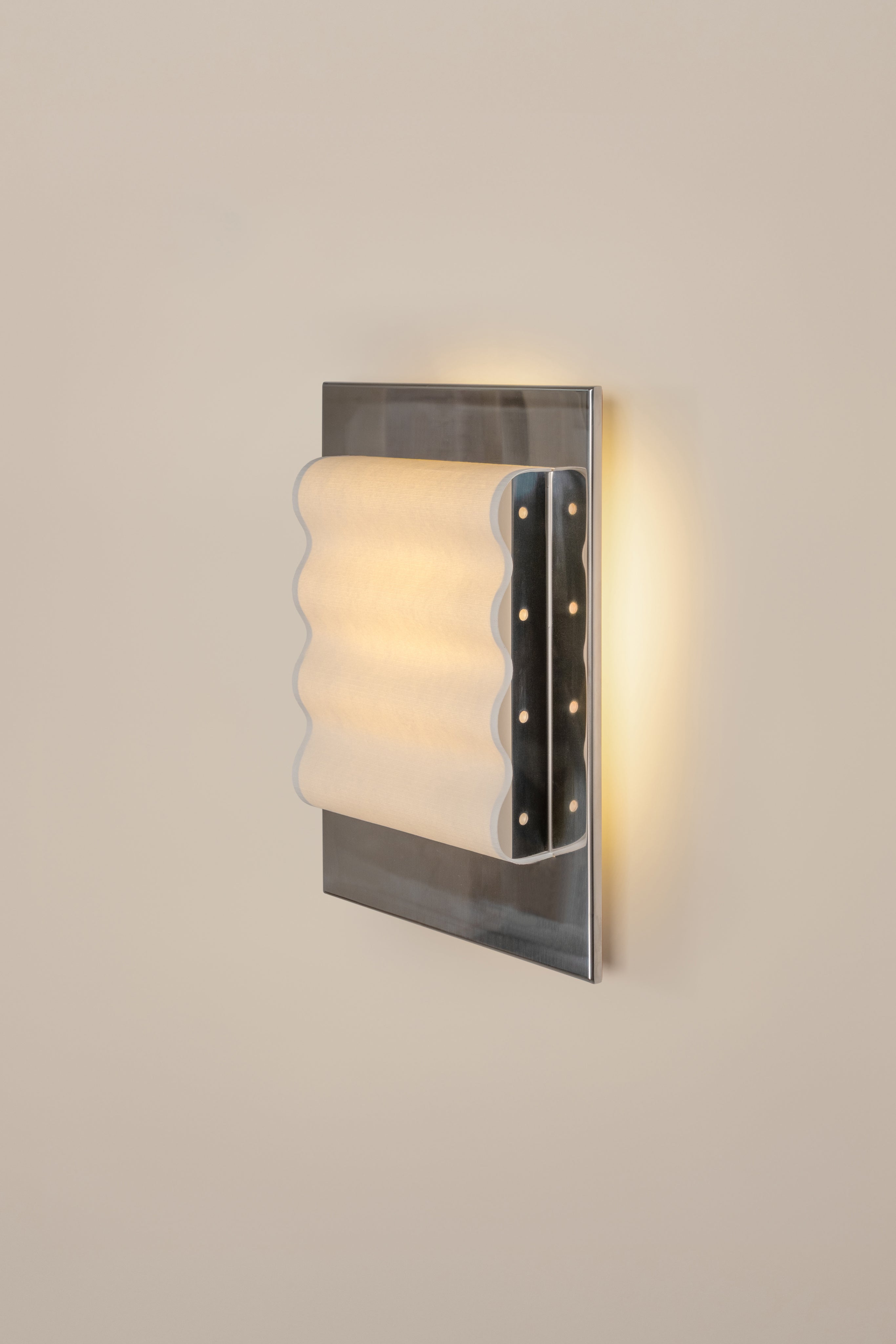 Frame" Mirroir M — close-up of frosted glass lamp detail