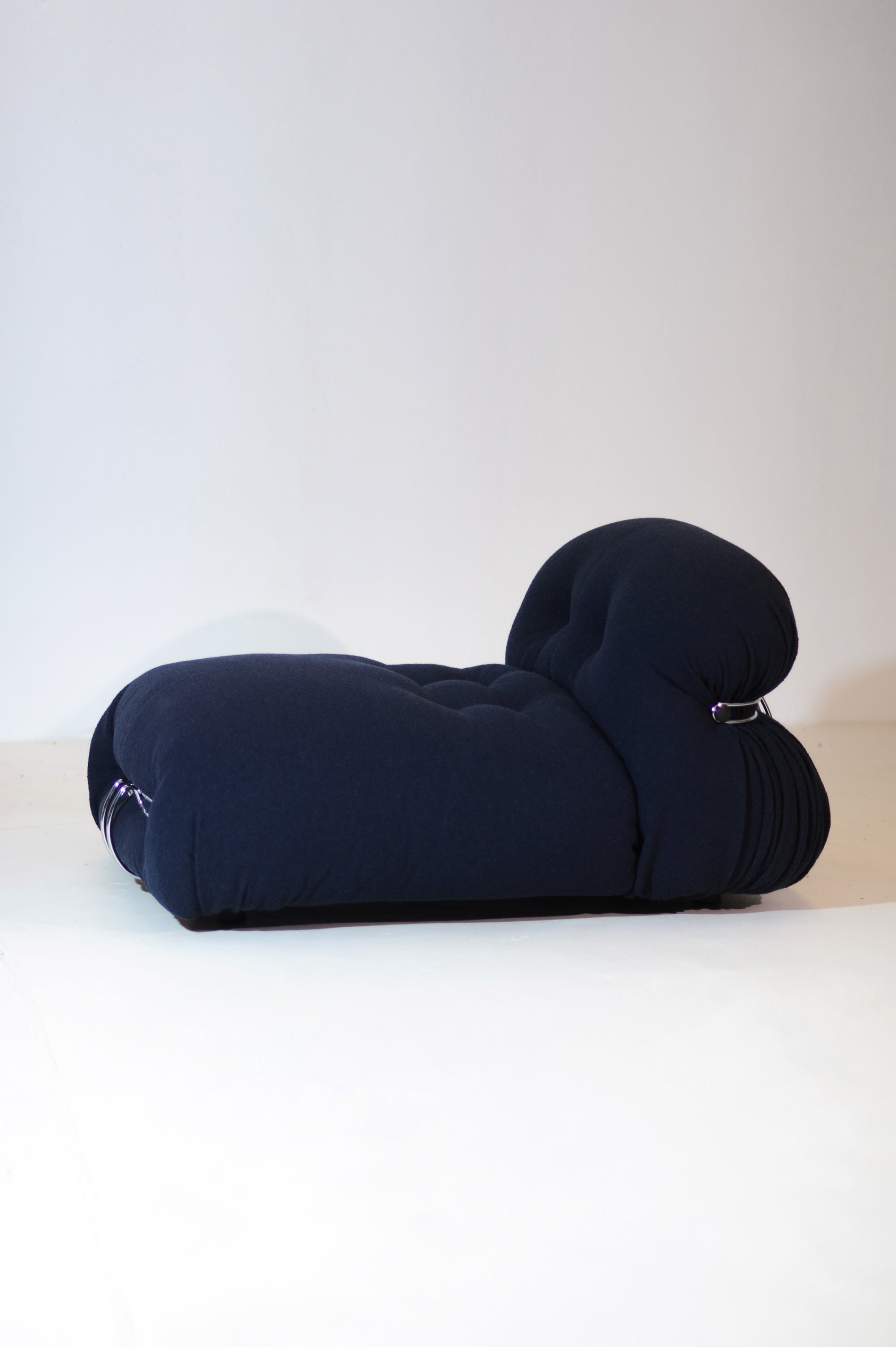 Chaise Longue Soriana par Afra & Tobia Scarpa en Bleu Nuit