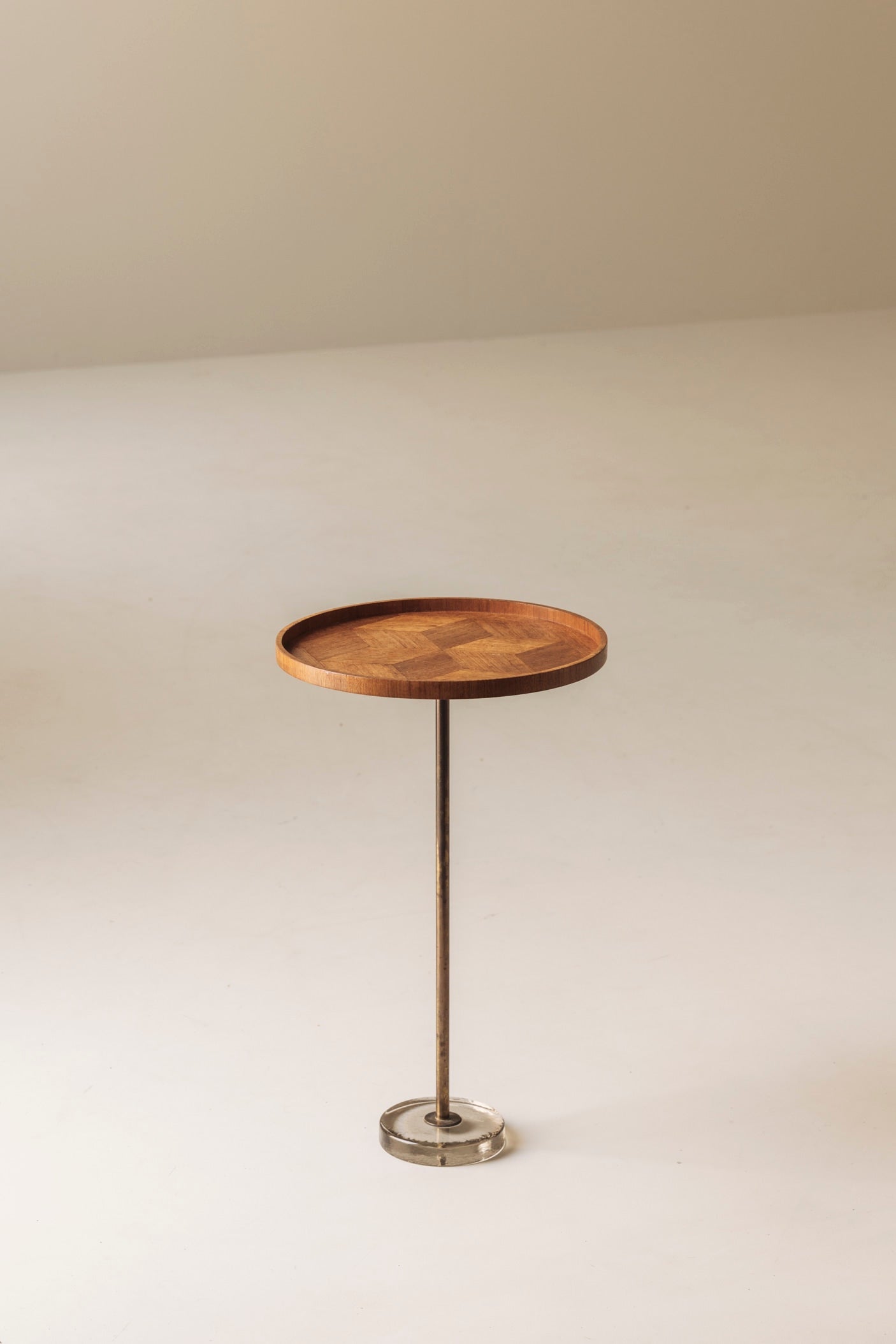 Exceptional Danish Side Table in Oak, Brass and Glass, Denmark 1960s — detail view