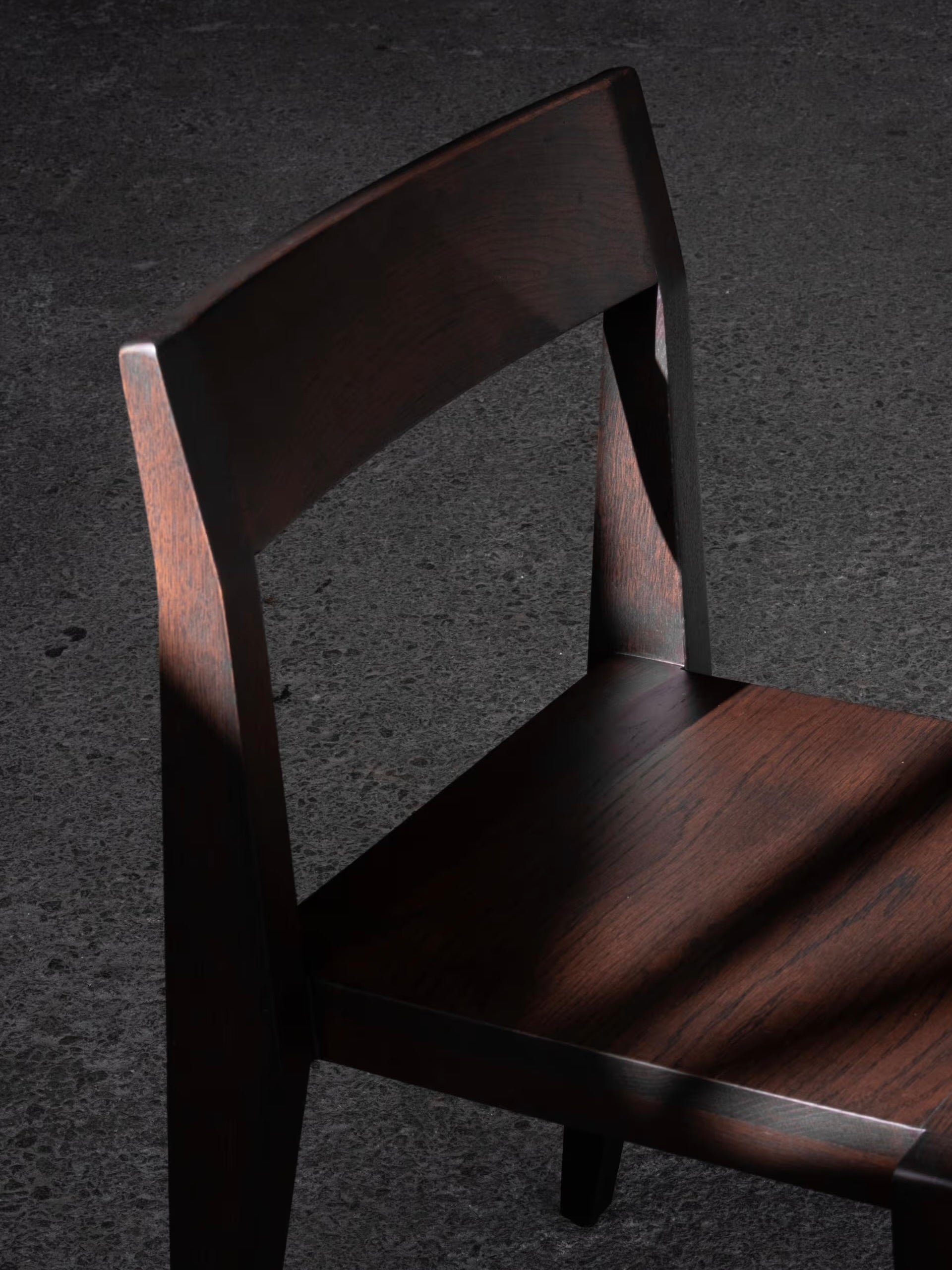 Chair - Ed. Espresso - Oak — close-up of dark oak texture