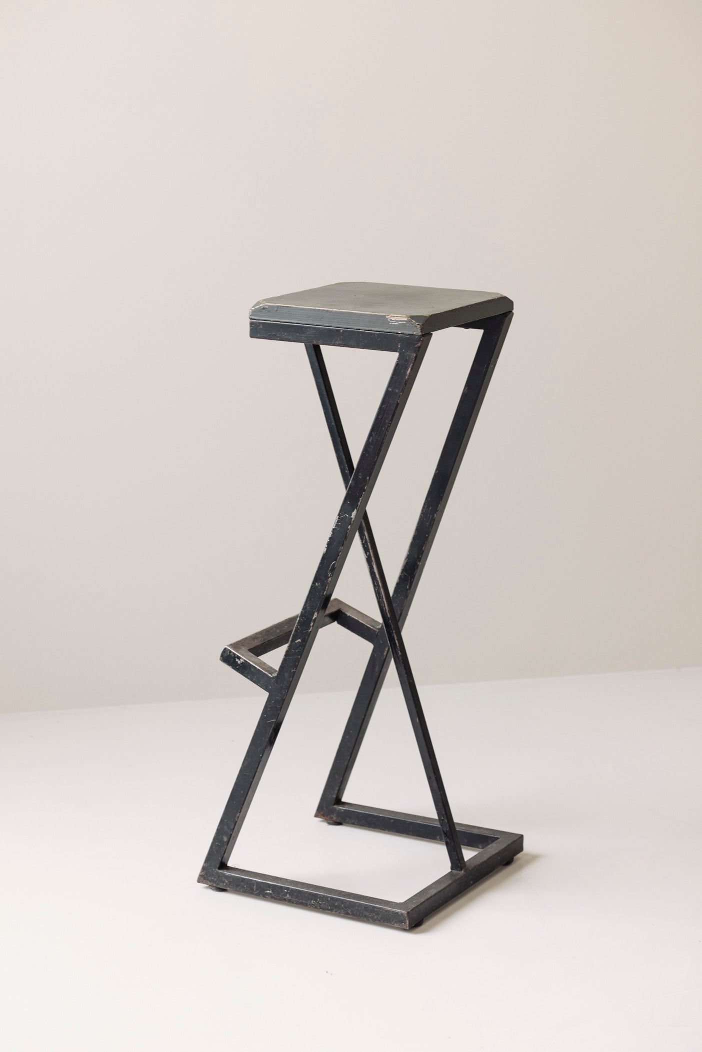 Set of 2 Modernist French bar stools, 1950s — side angle