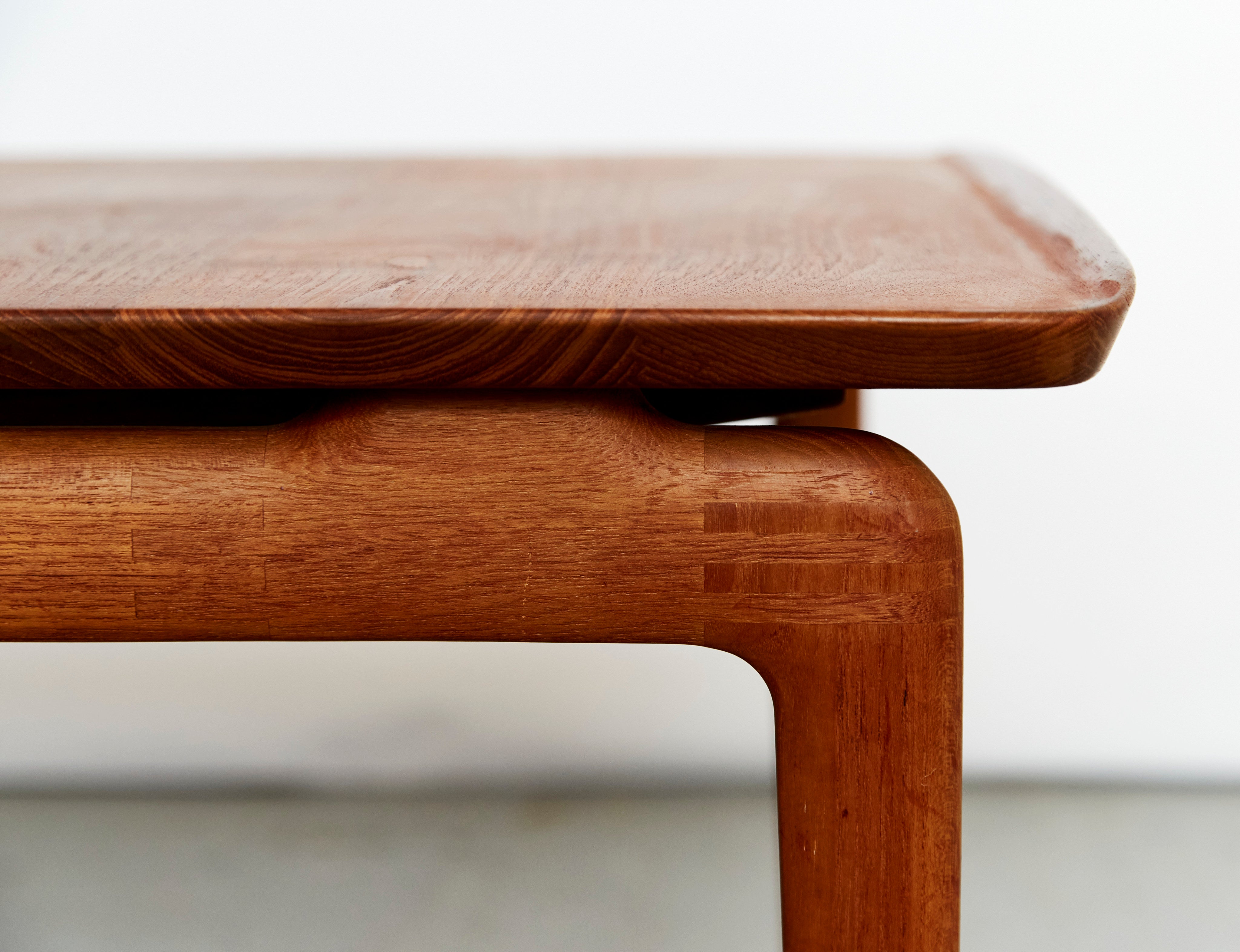 Peter Hvidt & Orla Mølgaard-Nielsen FD640 Coffee Table for France & Søn — side angle showing warm wooden surface and rounded