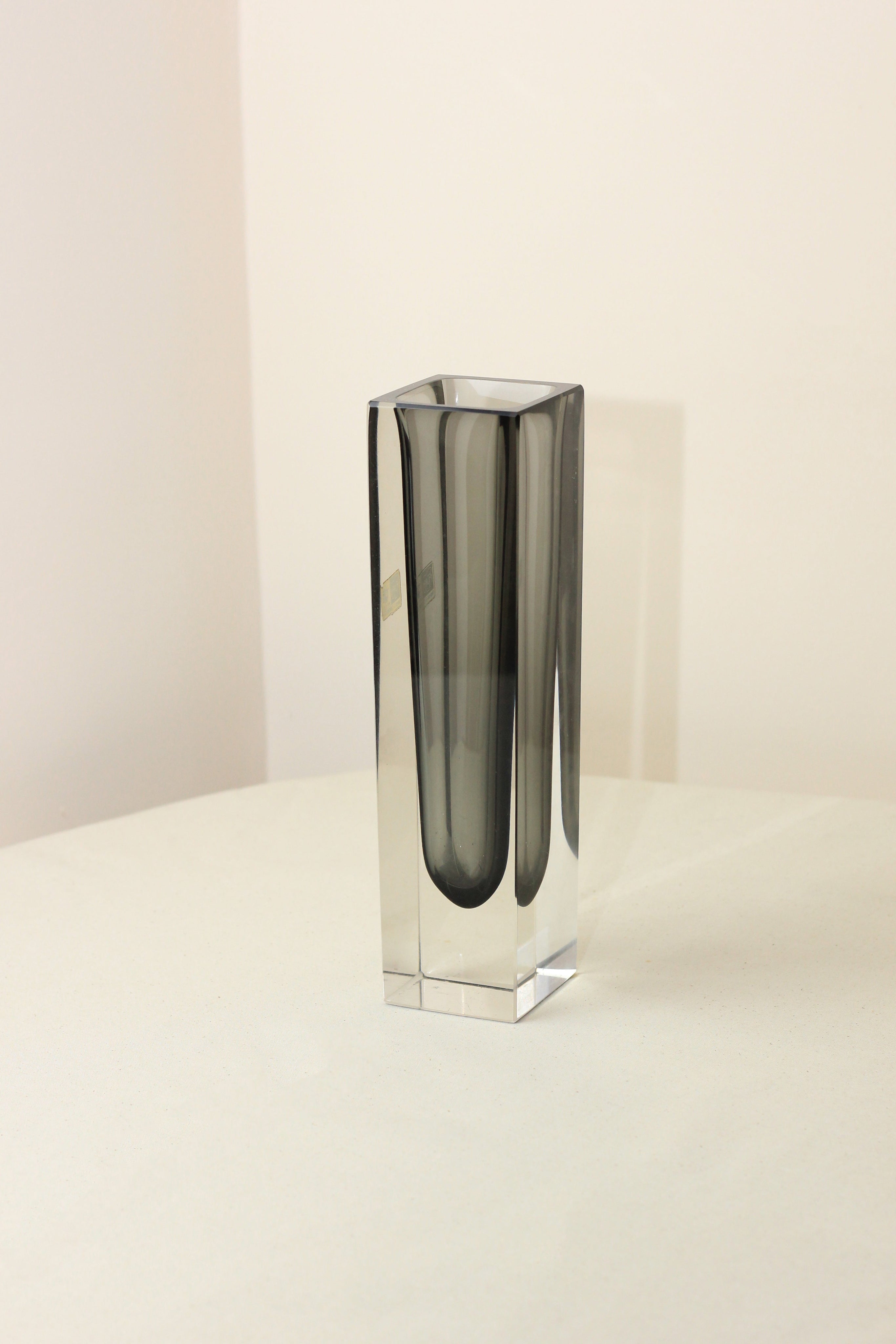JARRÓN MURANO SMOKE — side angle showing smoky glass design