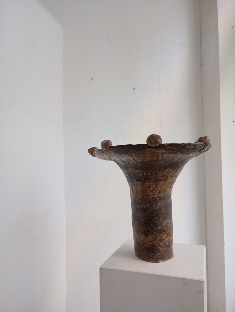 Vase Lilibet 8 — close-up of textured bronze surface