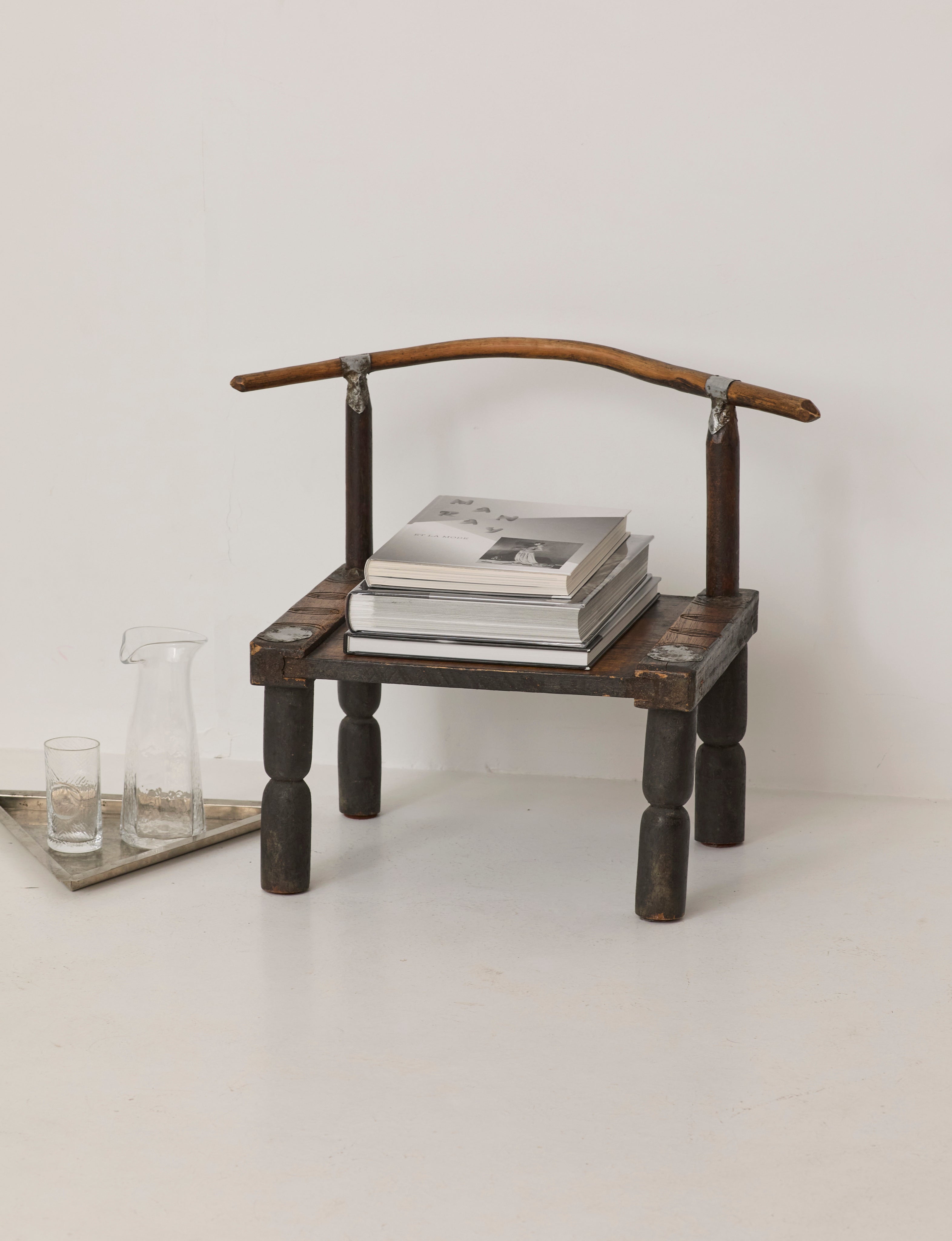 Small artisanal vintage West African chair "Baoulé" in solid wood C. 1960 — additional view