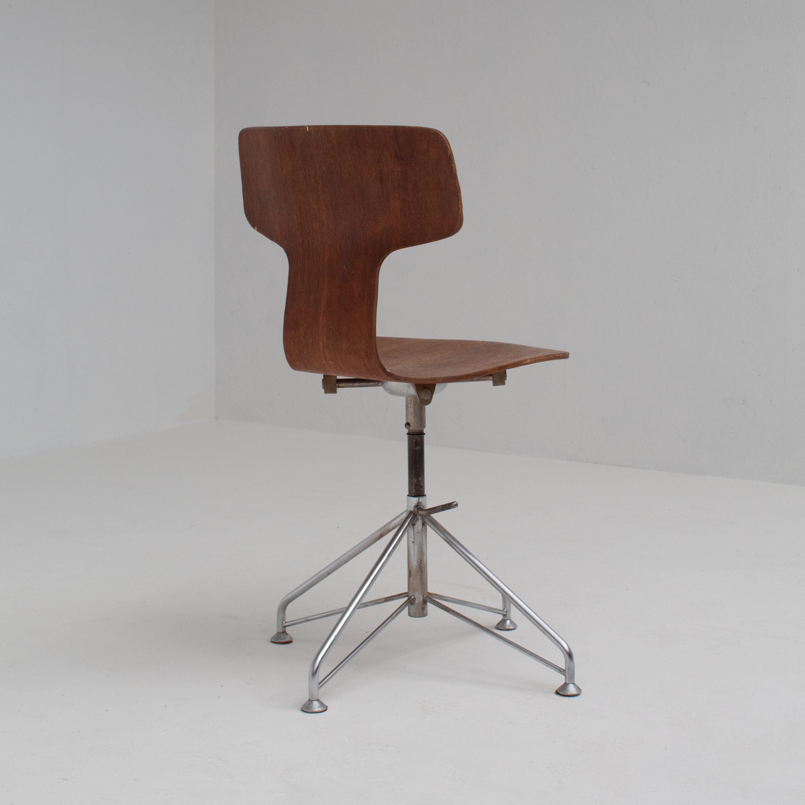 Set of 4 Arne Jacobsen Chairs — view 9