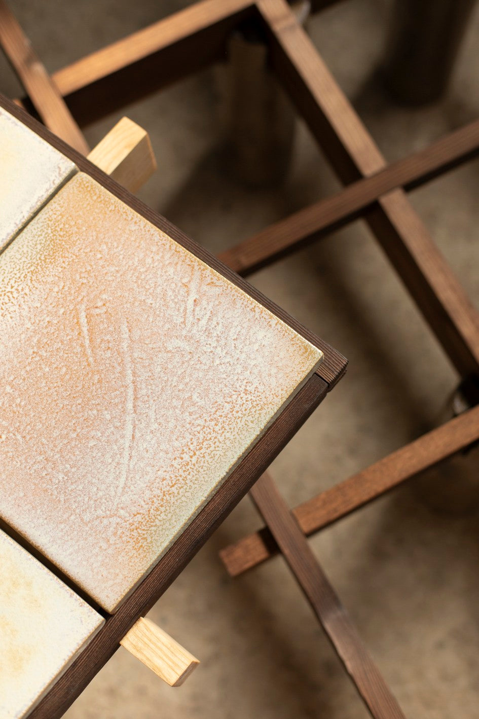 Wabi-Sabi Coffee Table in Wood & Clay - "La Taulo" Collection — close-up