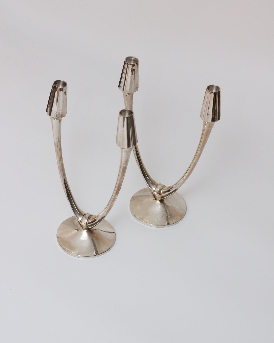 Pareja Candelabros Alpaca — side angle showing polished silver finish