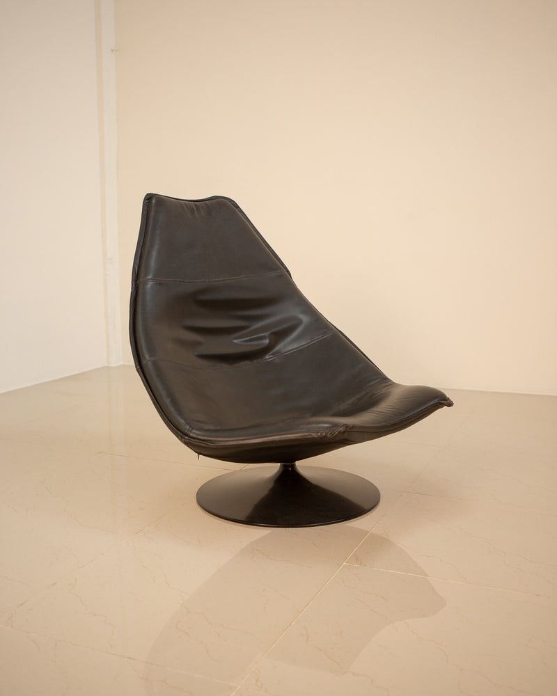 Black leather F510 armchair by Geoffrey Harcourt on pedestal base
