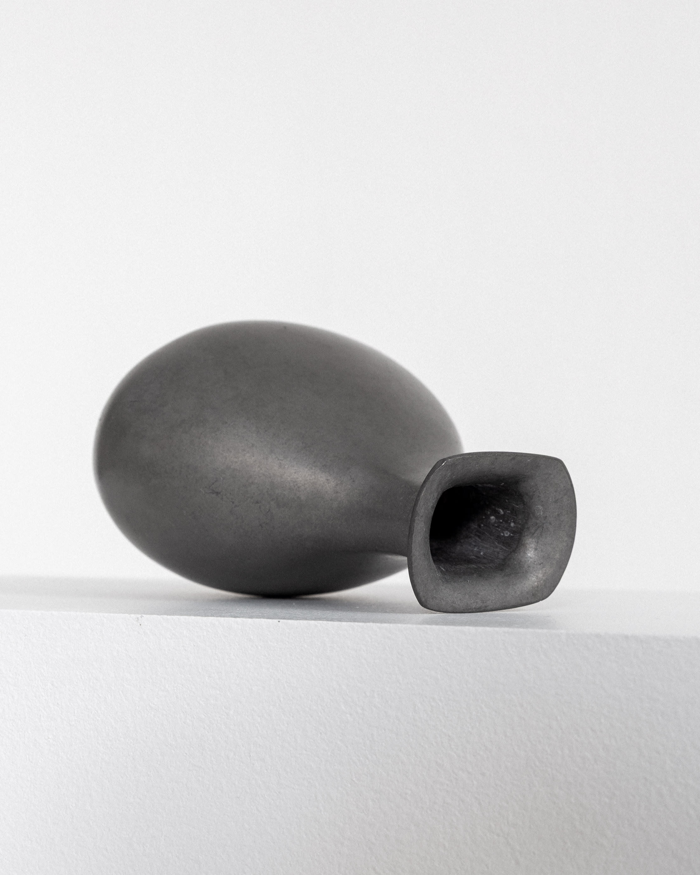 Vase en étain moderniste par GAB, 1937