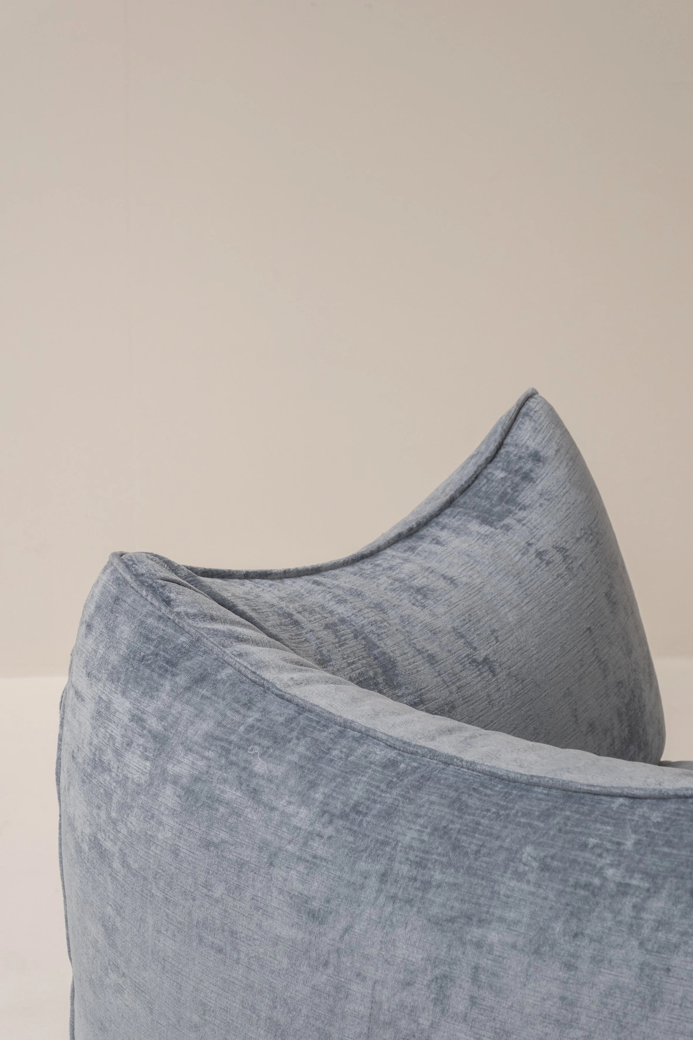 “Le Bambole” Sofa by Mario Bellini for B&B Italia, Velvet Upholstery, Italy, 1970s — detail view