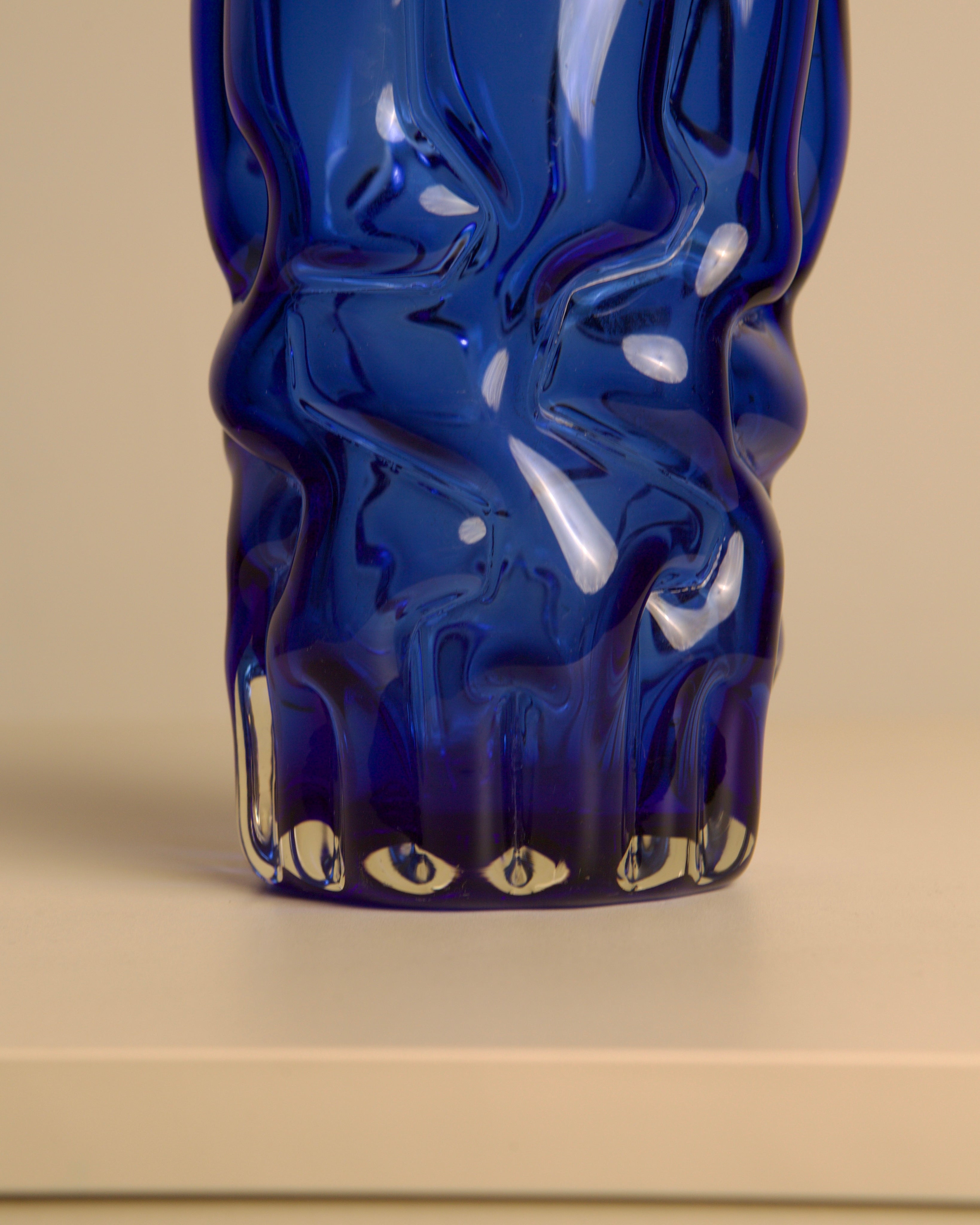 Blue "Organic" Murano glass vase from the 80s — close-up