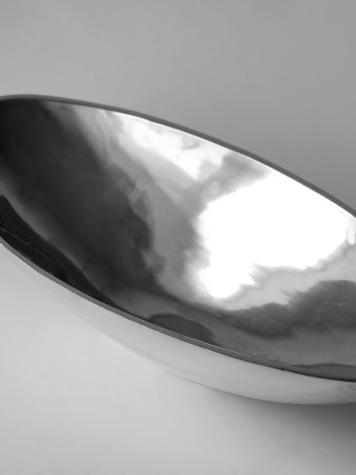 Grand bol profond contemporain en aluminium poli