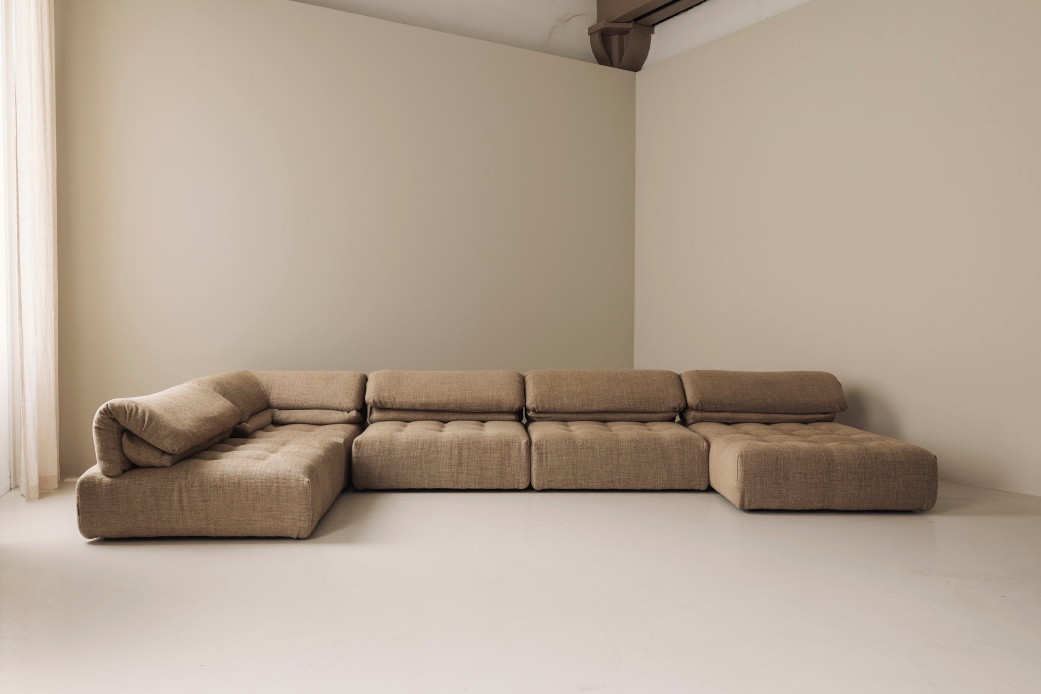 Fully re-upholstered Modular Voyage Immobile sofa by Roche Bobois, France 1990s. — detail view