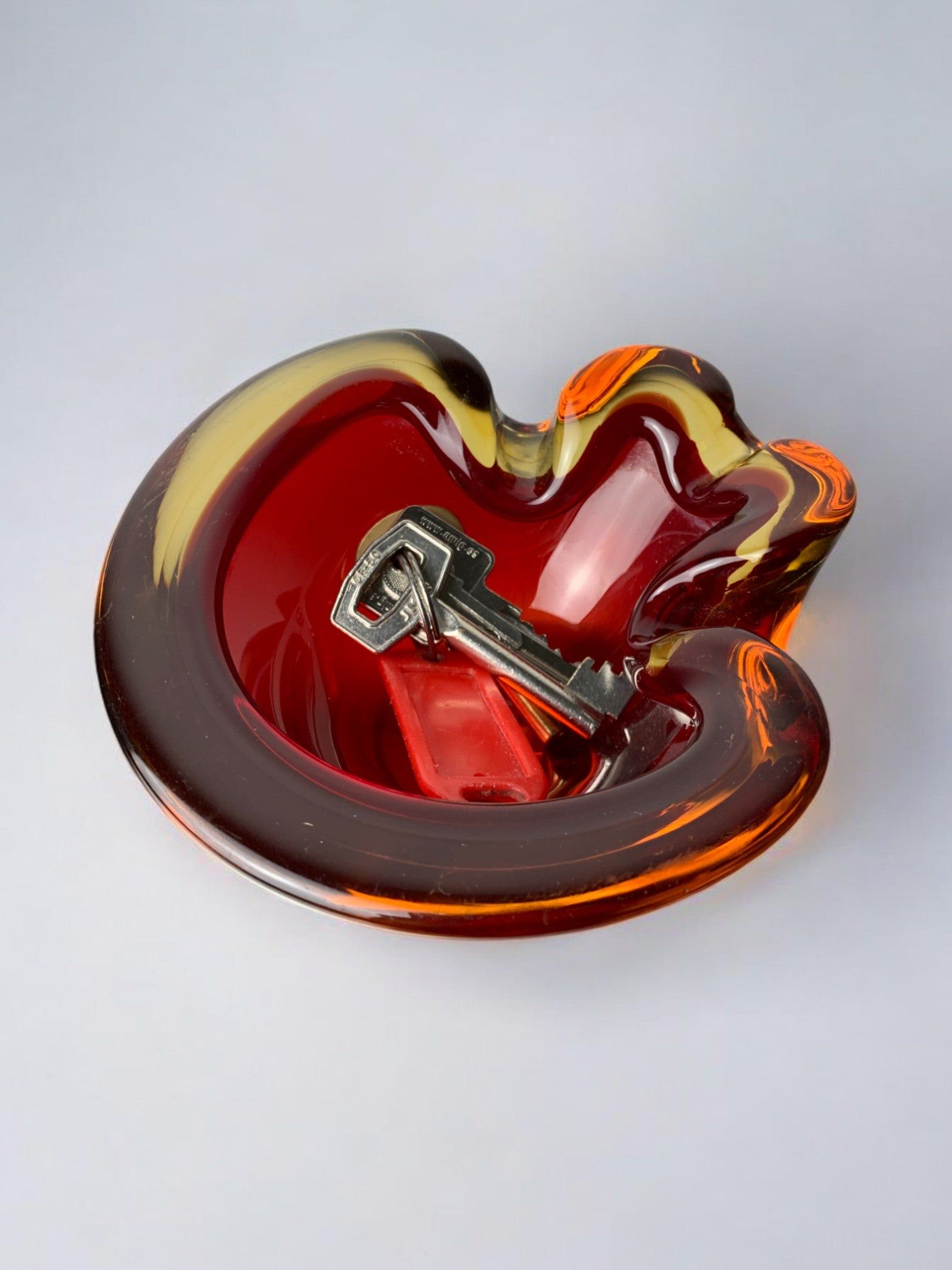 Murano Glass Sommerso Vide-poches by Flavio Poli 70s — top view with key inside