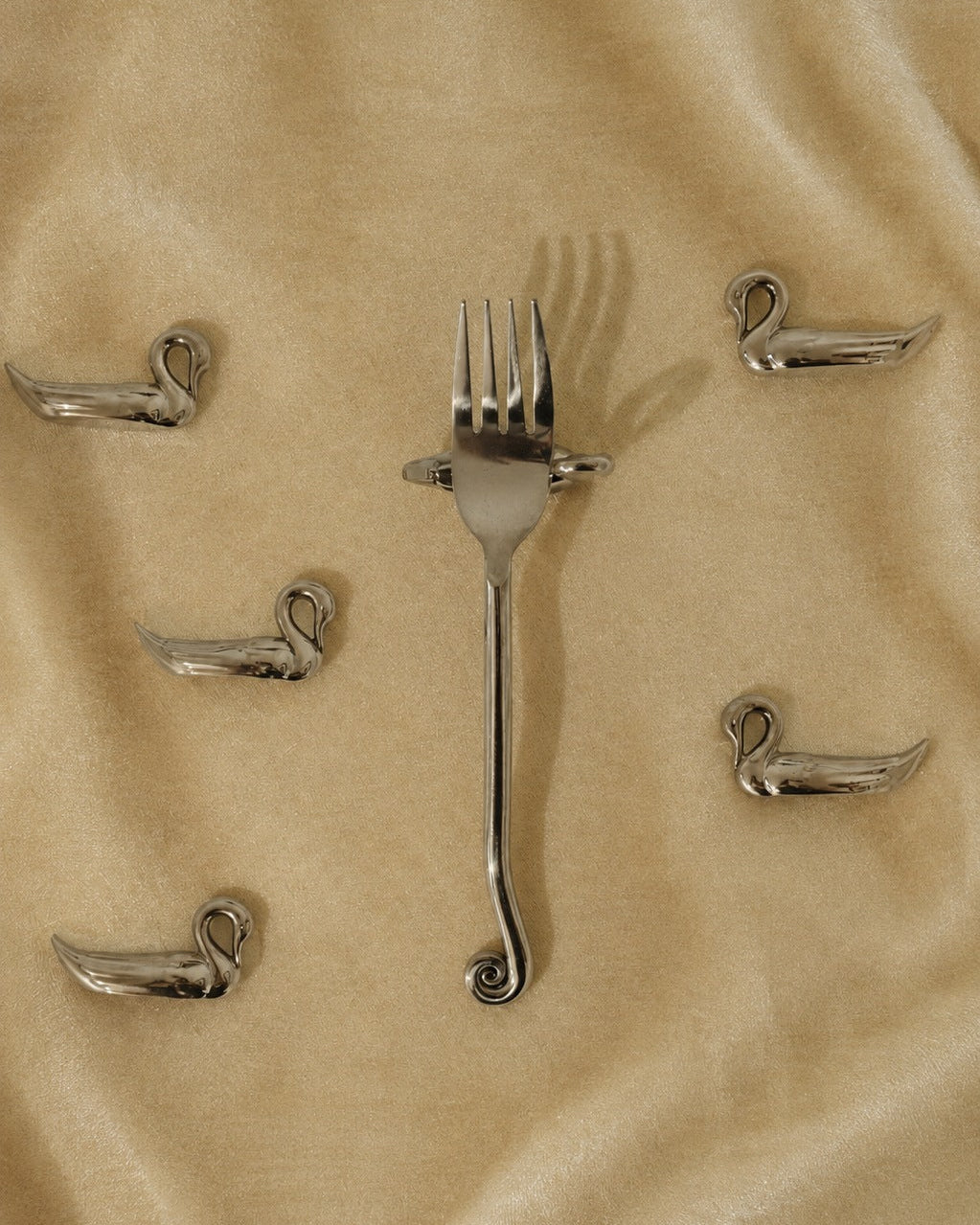 Set of 6 Silver-plated swan knife rest — detail view