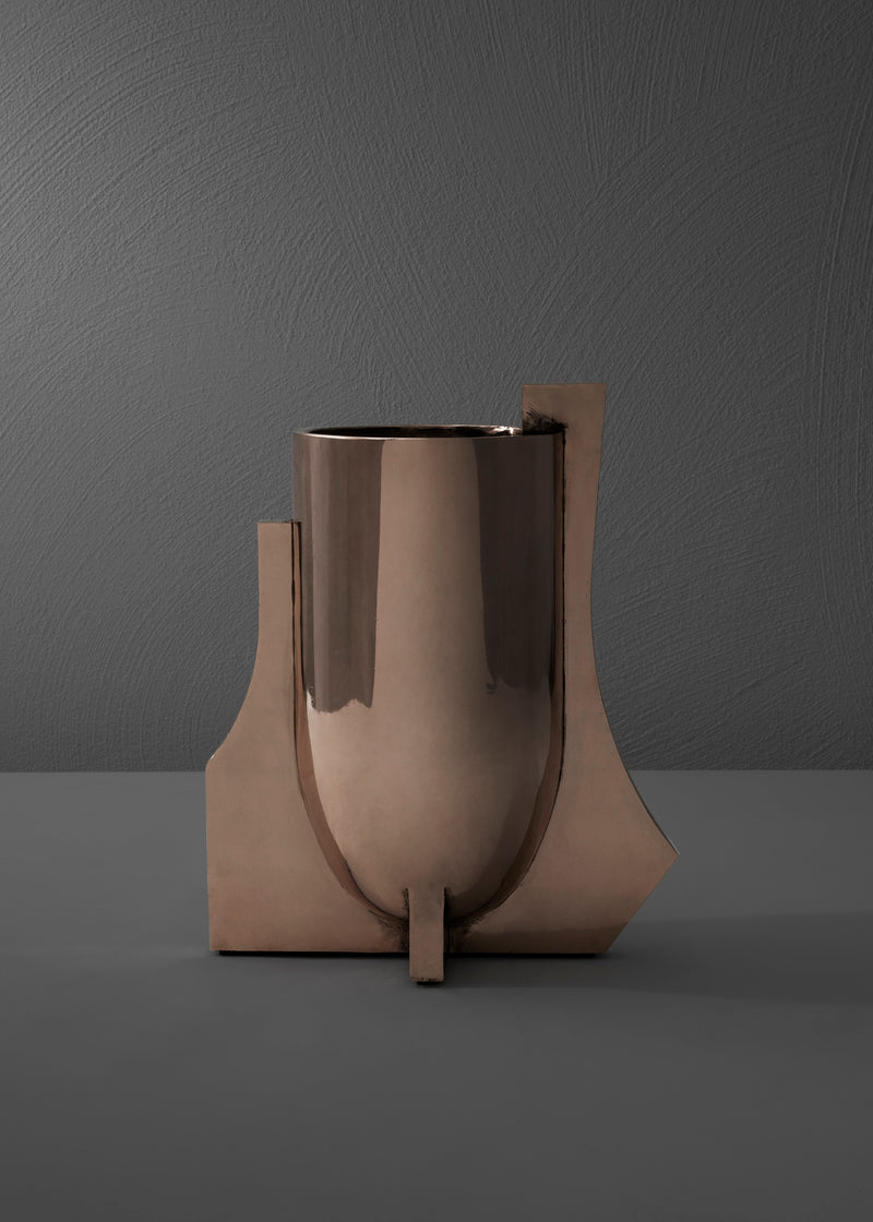 Case obj.7 - Vase — close-up of polished bronze surface