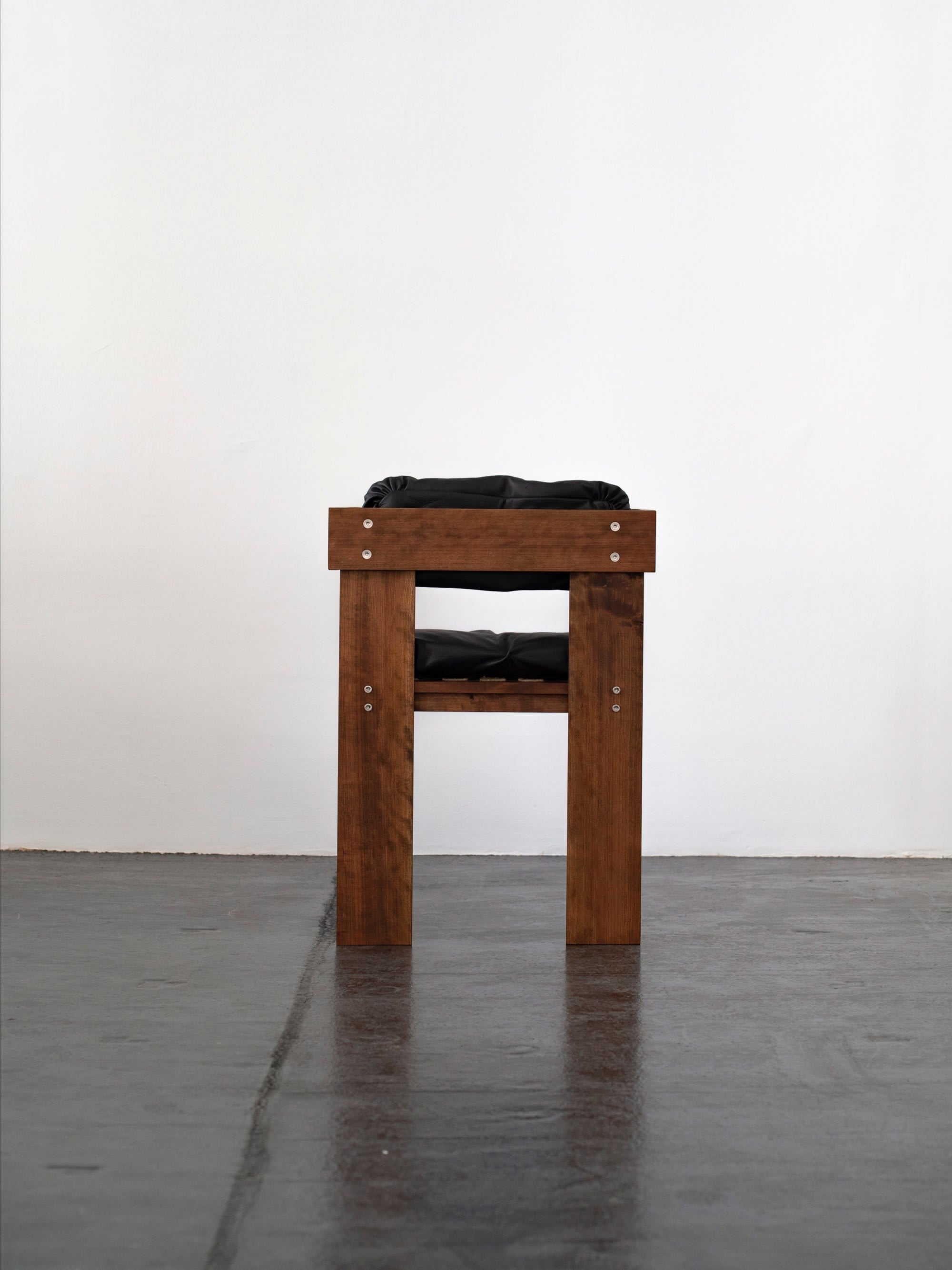 Overlap Arm Chair | DN_S2508 — front view with wooden frame and black cushion