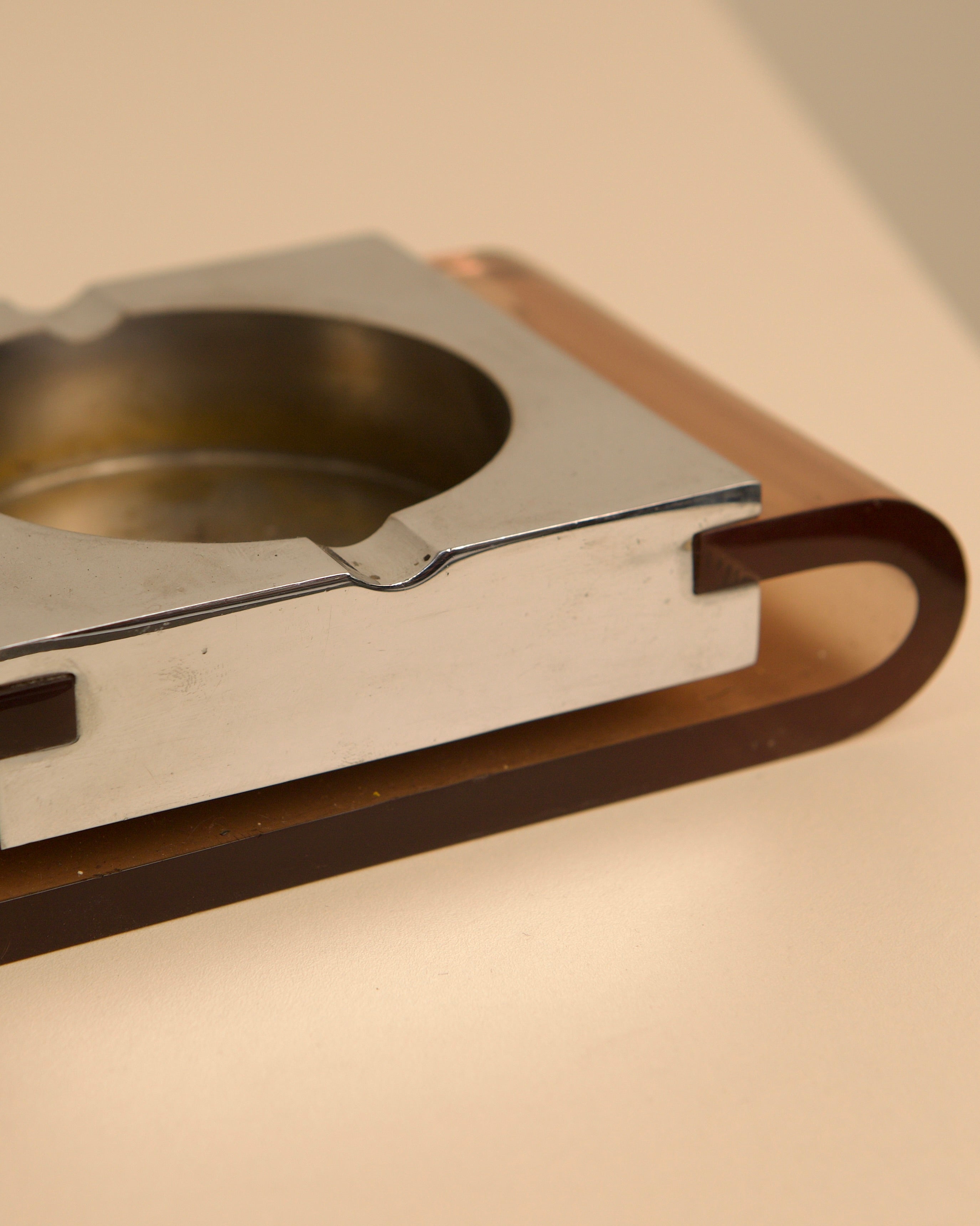 Cendrier en Plexiglas et Métal des Années 70