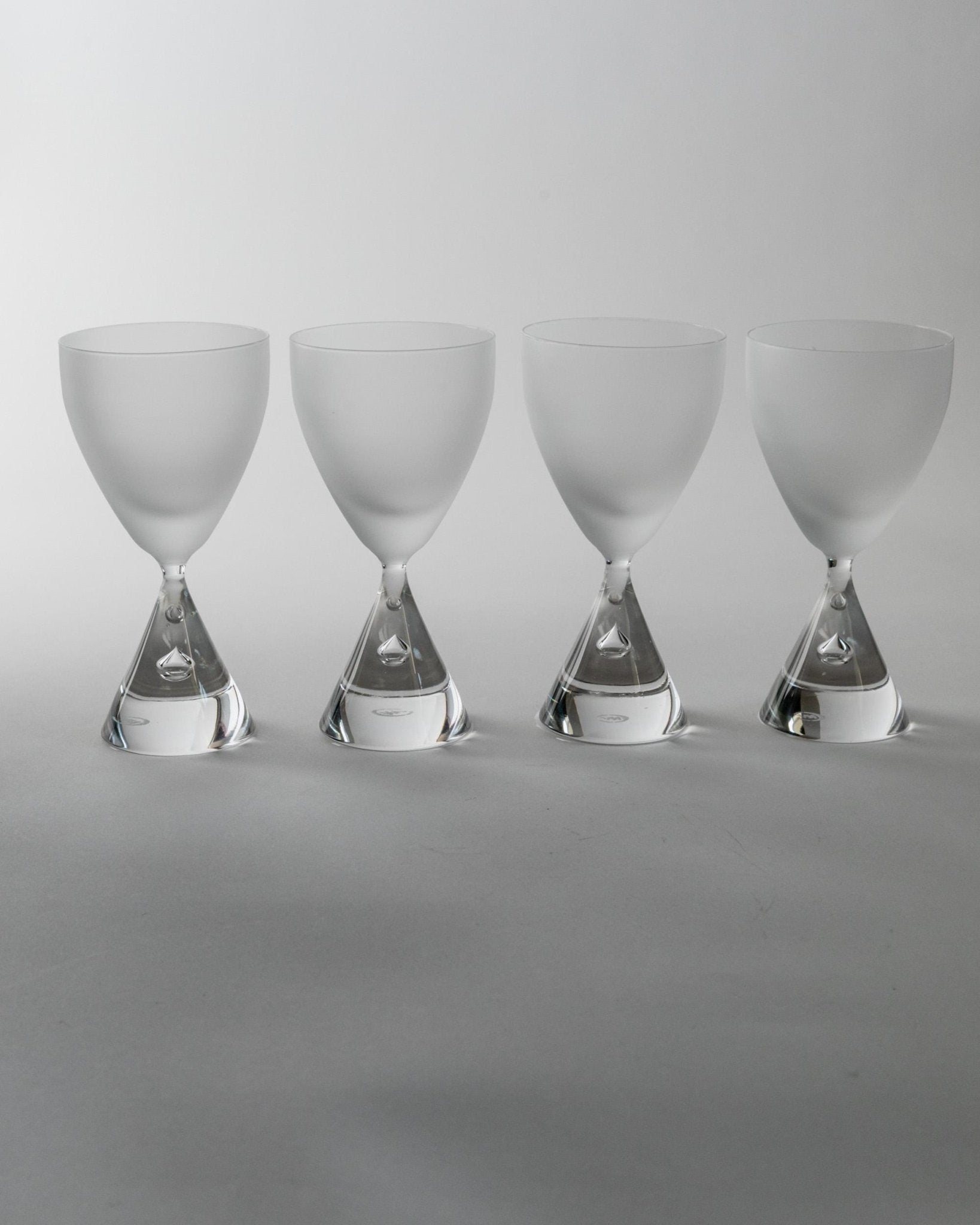 Set of 4 Vintage Murano Drinking Glasses - Hourglass Design with Bubble, Frosted and Clear Glass - Timeless Italy 80s - Wine Glasses, Gift — close-up