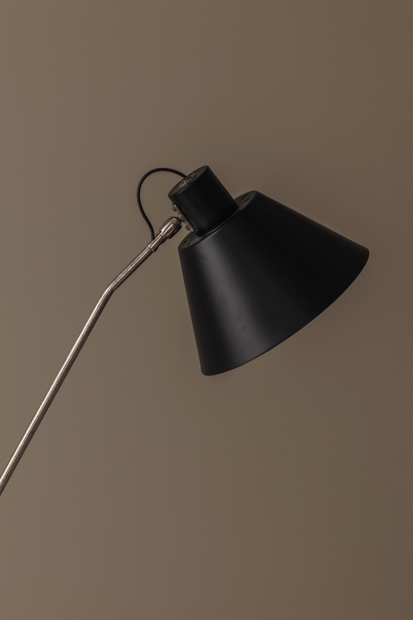 Early'Magneto' Floor Lamp by H. Fillekes for Artifort, the Netherlands 1954 — top view of black metal shade