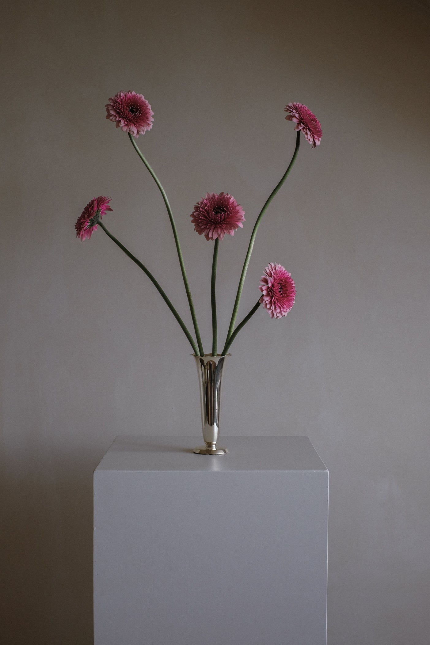 Set of 3 silver-plated vases  — close-up