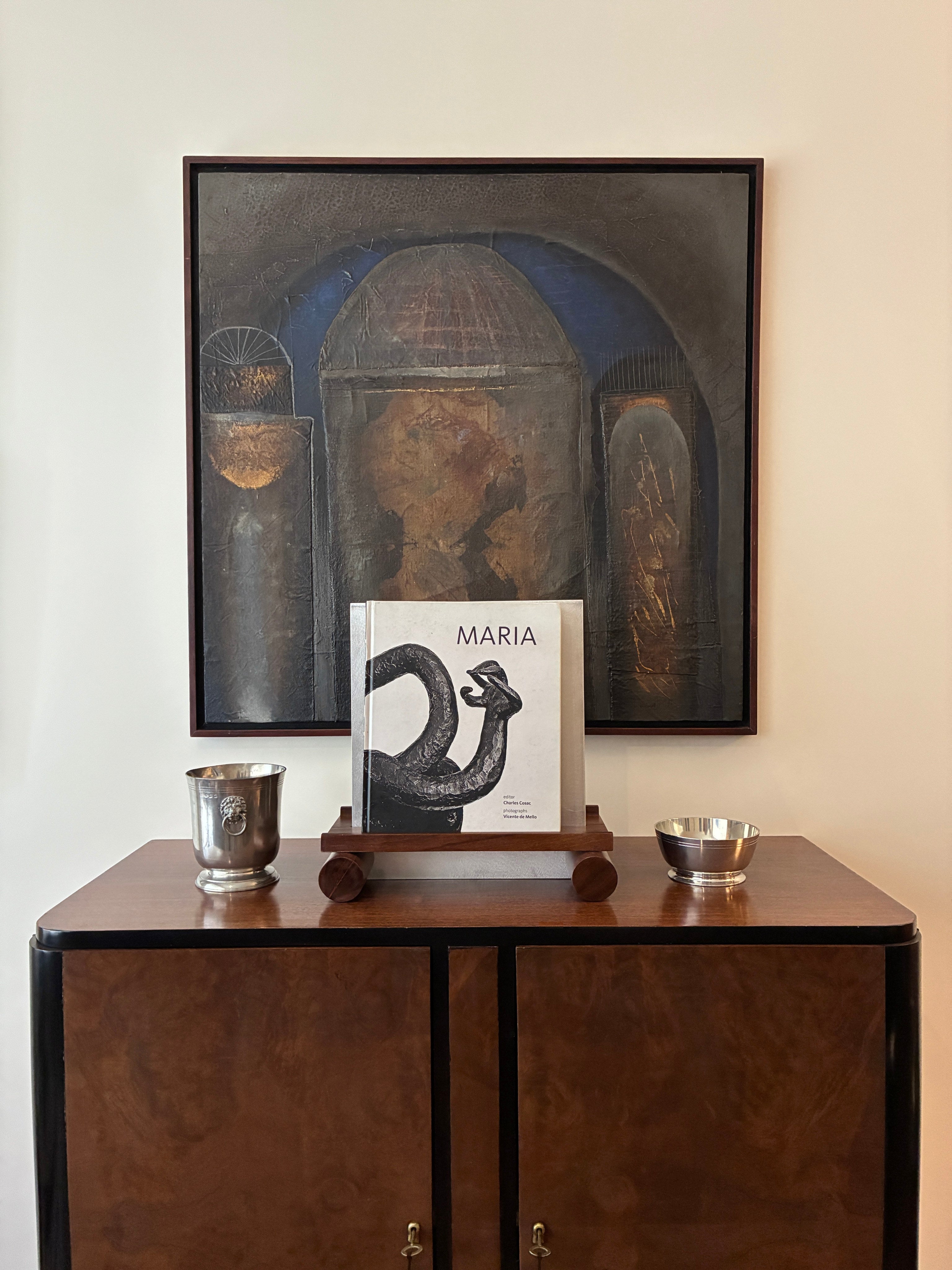 Maria Easel — side angle with decorative dishes on wooden table