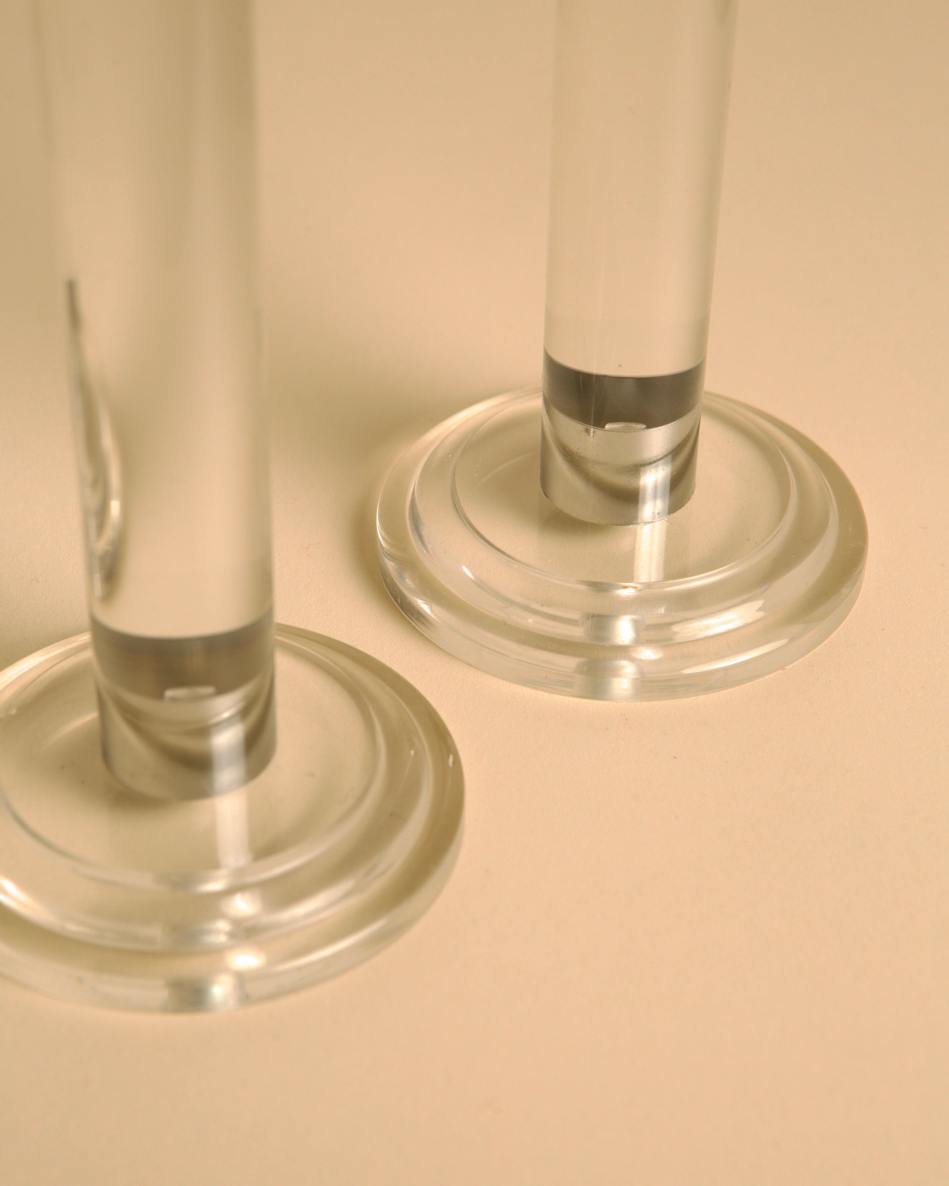 Paire de bougeoirs italiens en lucite et argent des années 80