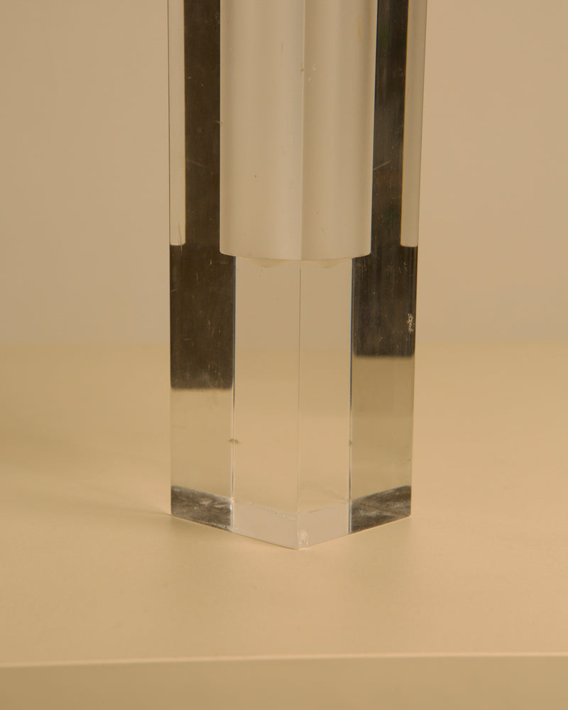 Plexiglass Vase by Luigi Massoni for Guzzini 70's — close-up of hexagonal base detail
