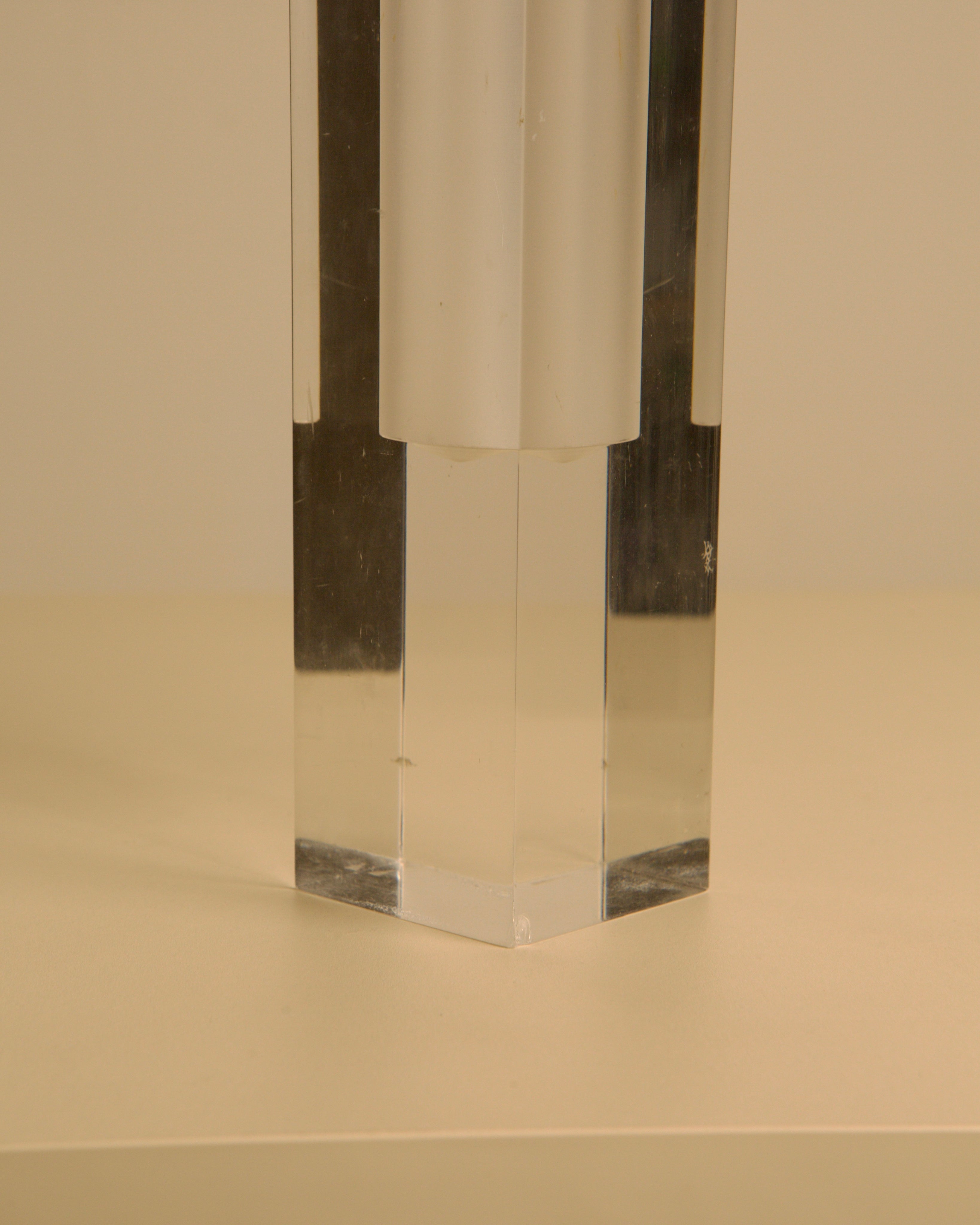 Plexiglass Vase by Luigi Massoni for Guzzini 70's — close-up of hexagonal base detail