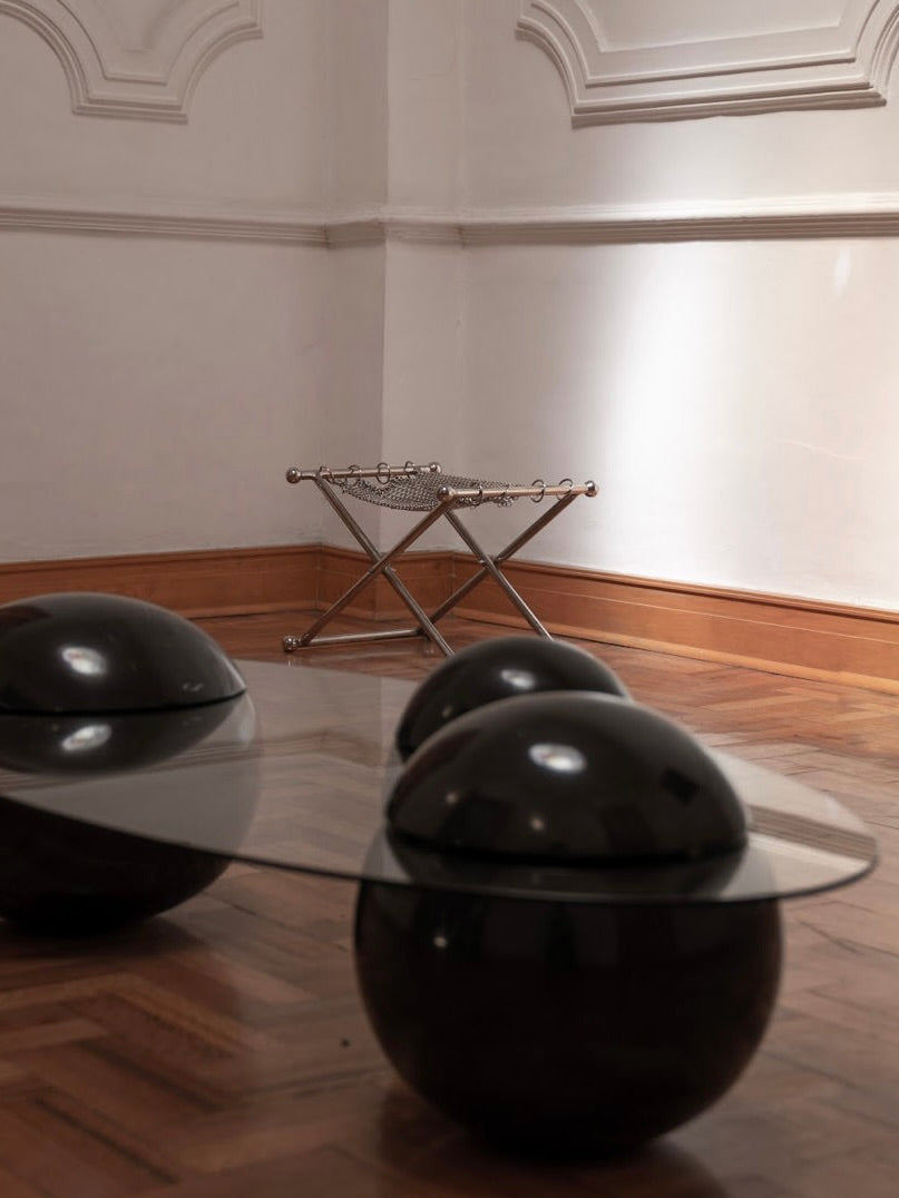 Ovni Uovo' Coffee Table — top view with black glass and rounded bases