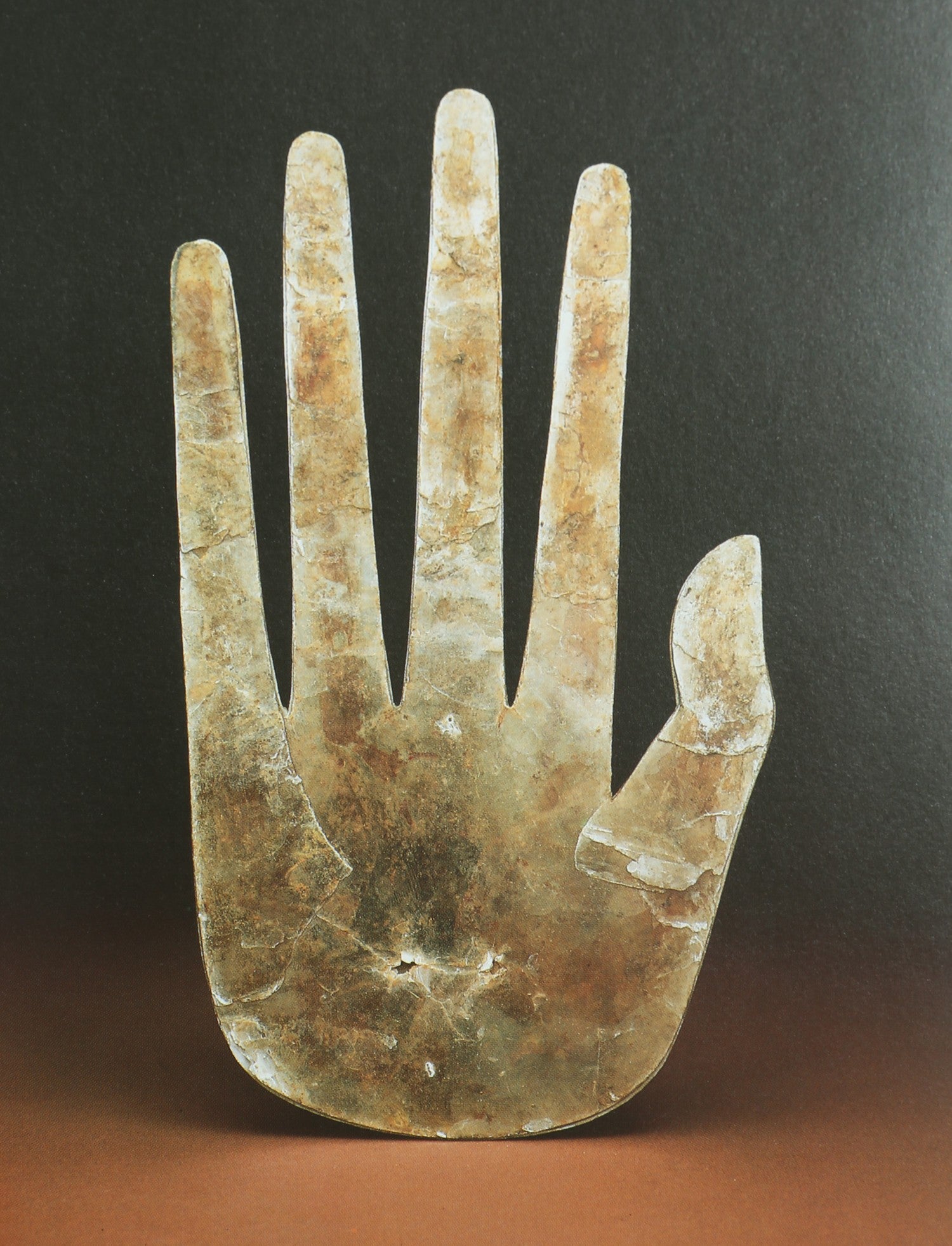 Le Grand Atlas de L’art Book Set — close-up of textured hand sculpture