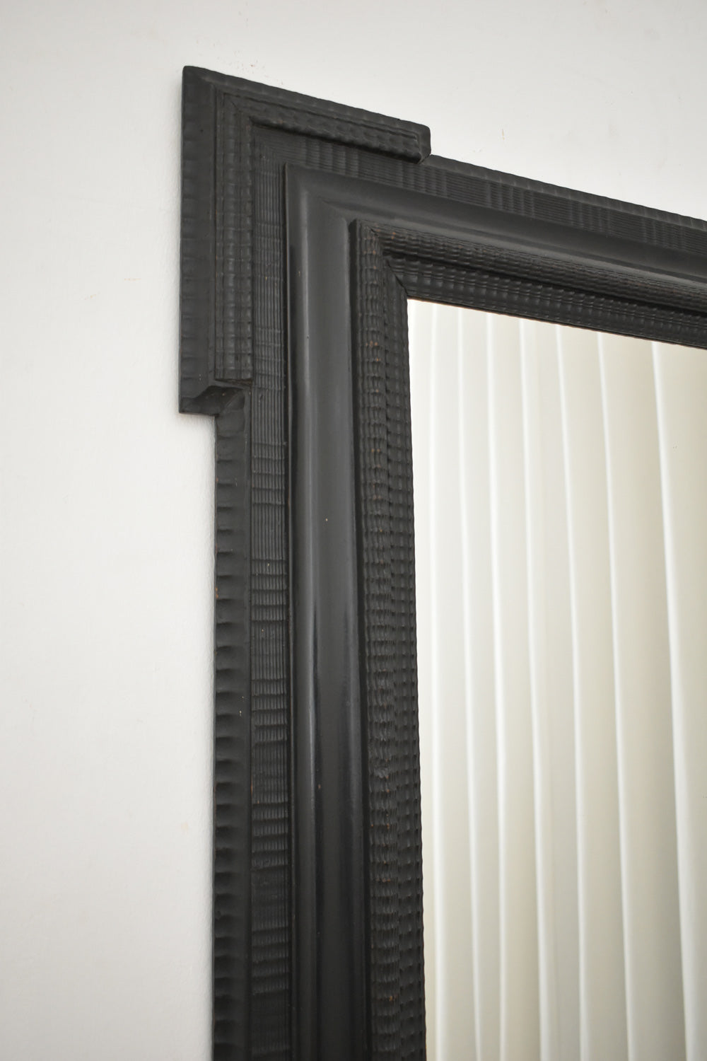 Carved ebonised wooden mirror, XIXth c. — side angle