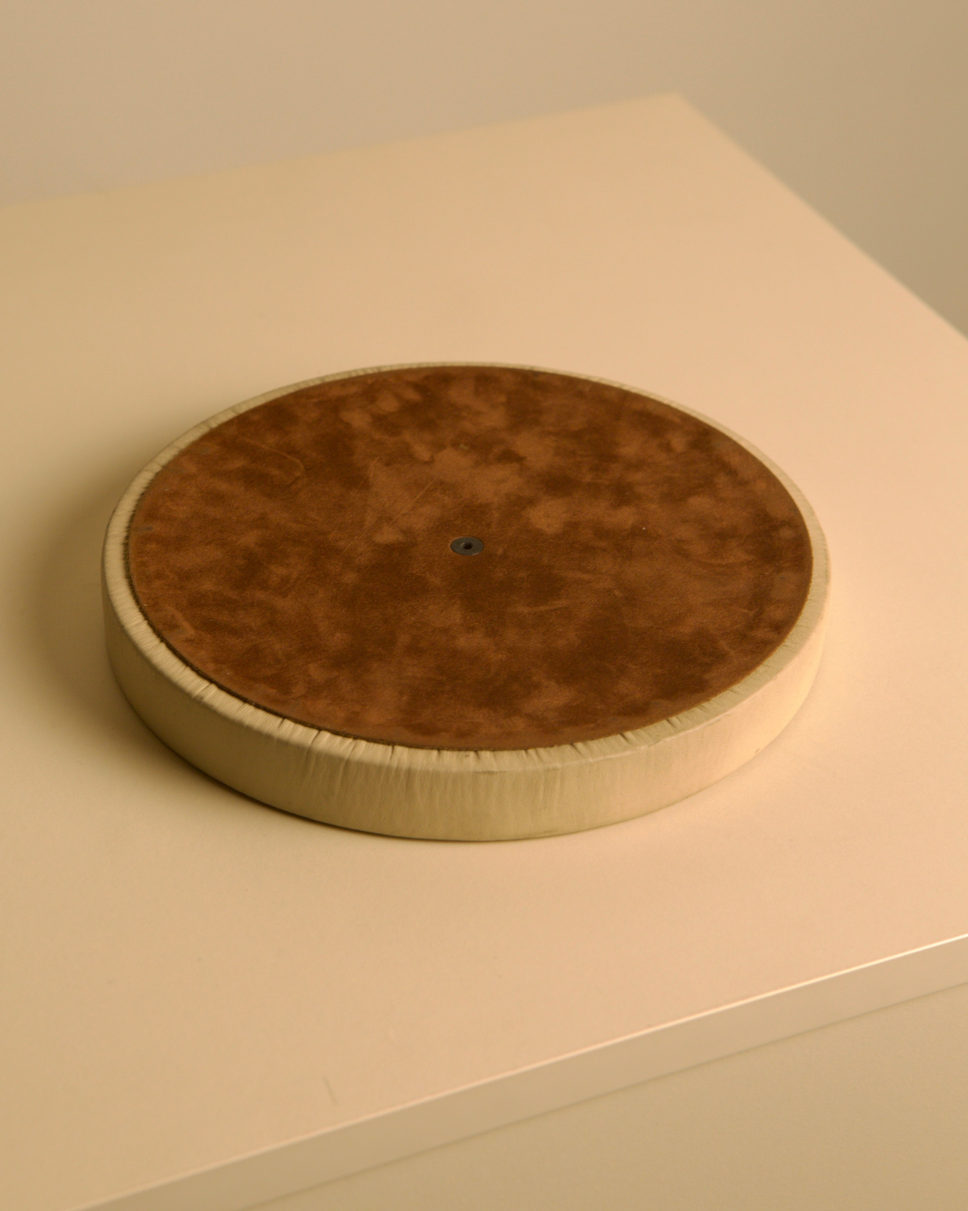 Italian Brass and Cream Leather Vide-poches, 70s — back view showing suede base and leather edge