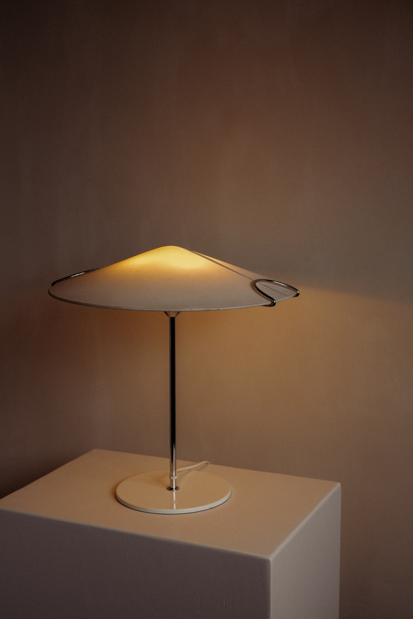 Cello" Table Lamp 1980s — back view with white shade and metal base