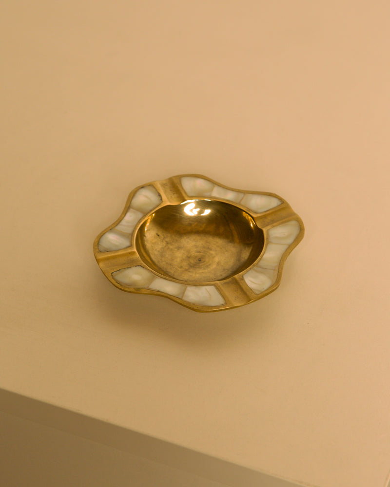Italian "Art Deco" ashtray in brass and mother-of-pearl, 30s by Treaptyque | The Oblist