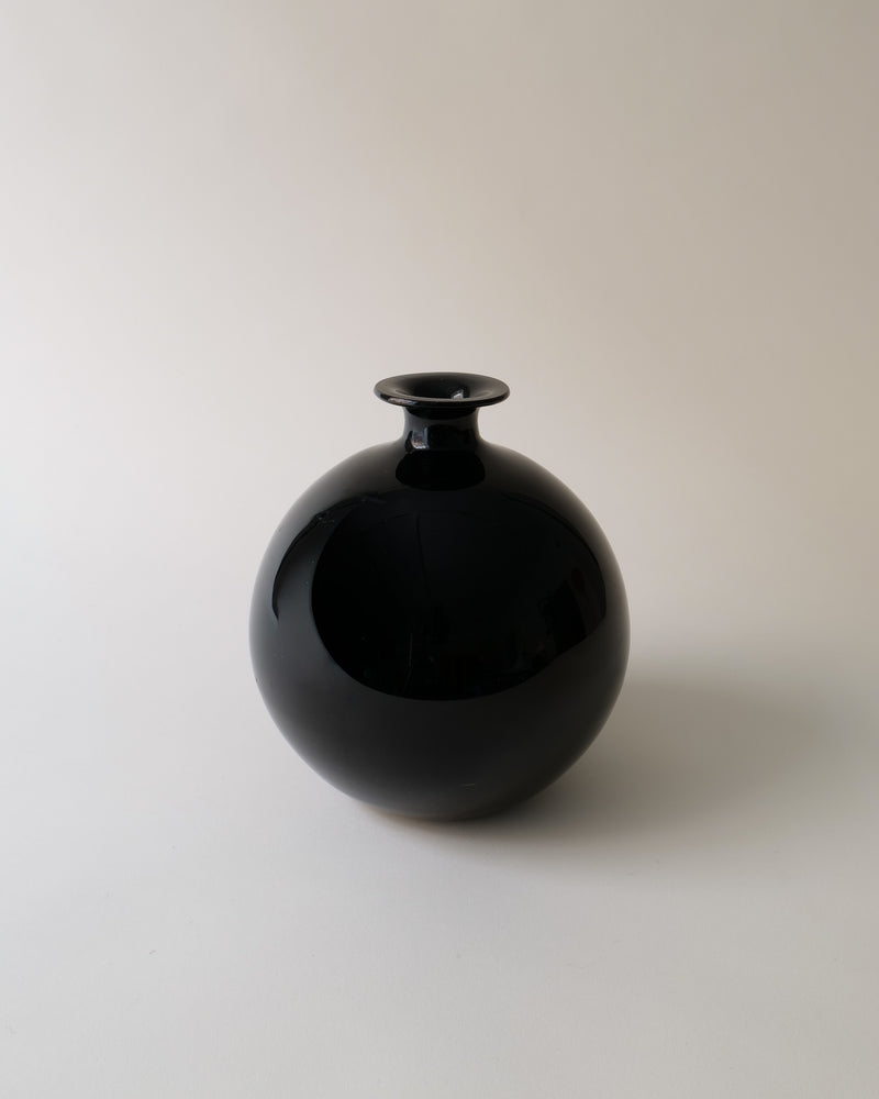 Harald Notini Flowerball Vase Pukeberg 1930s — close-up of glossy black glass surface