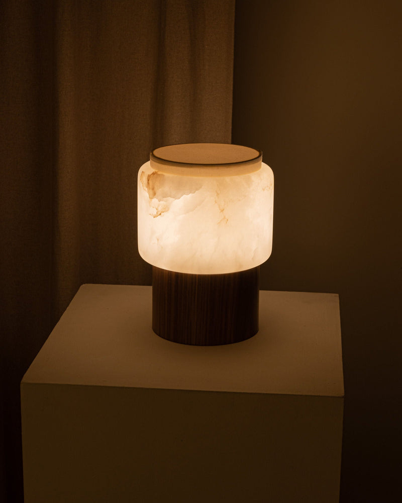 'Lanterno' Table Lamp in White Alabaster — detail view