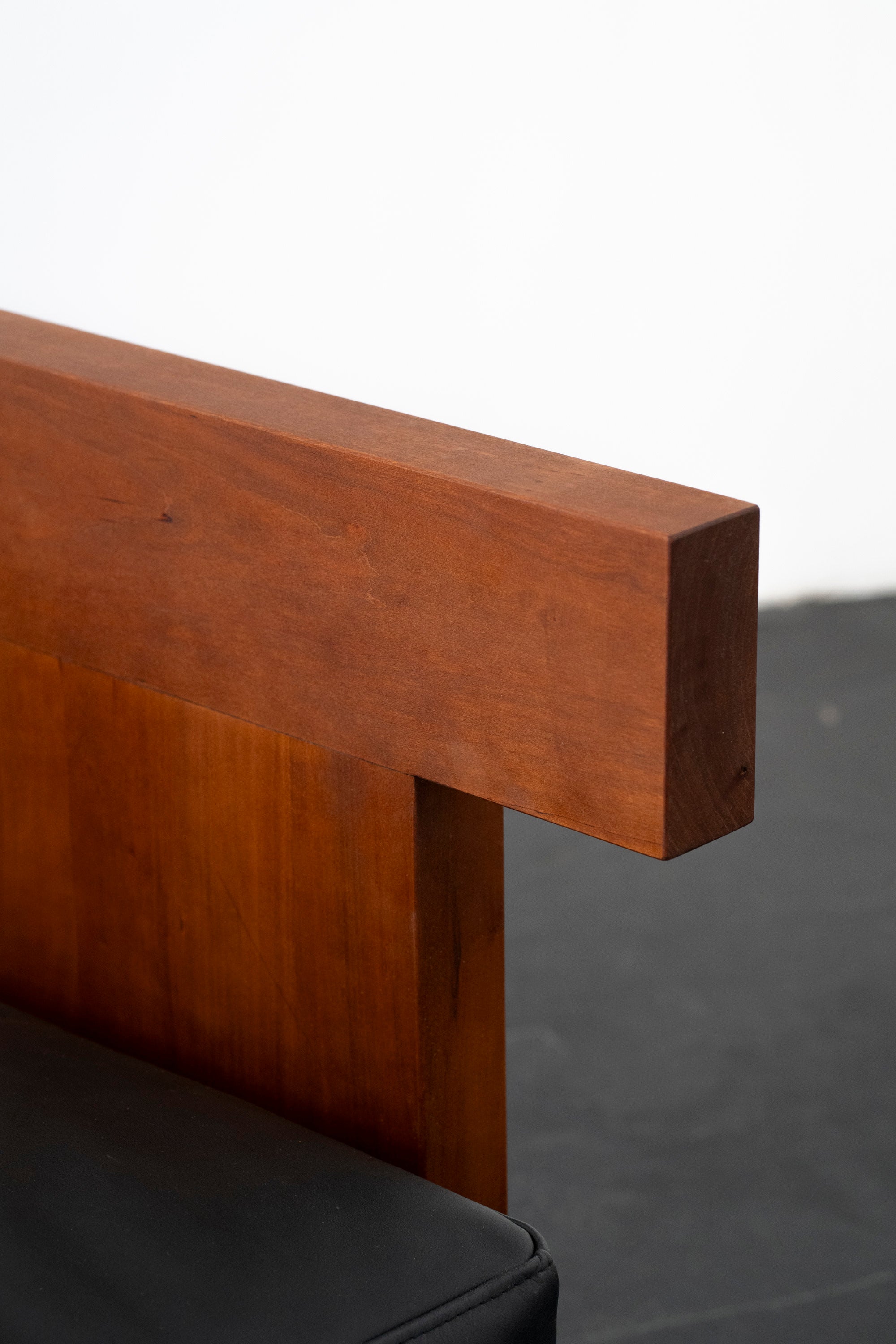 Tripod Lounge Chair | DN_S2506 — close-up of wooden armrest detail