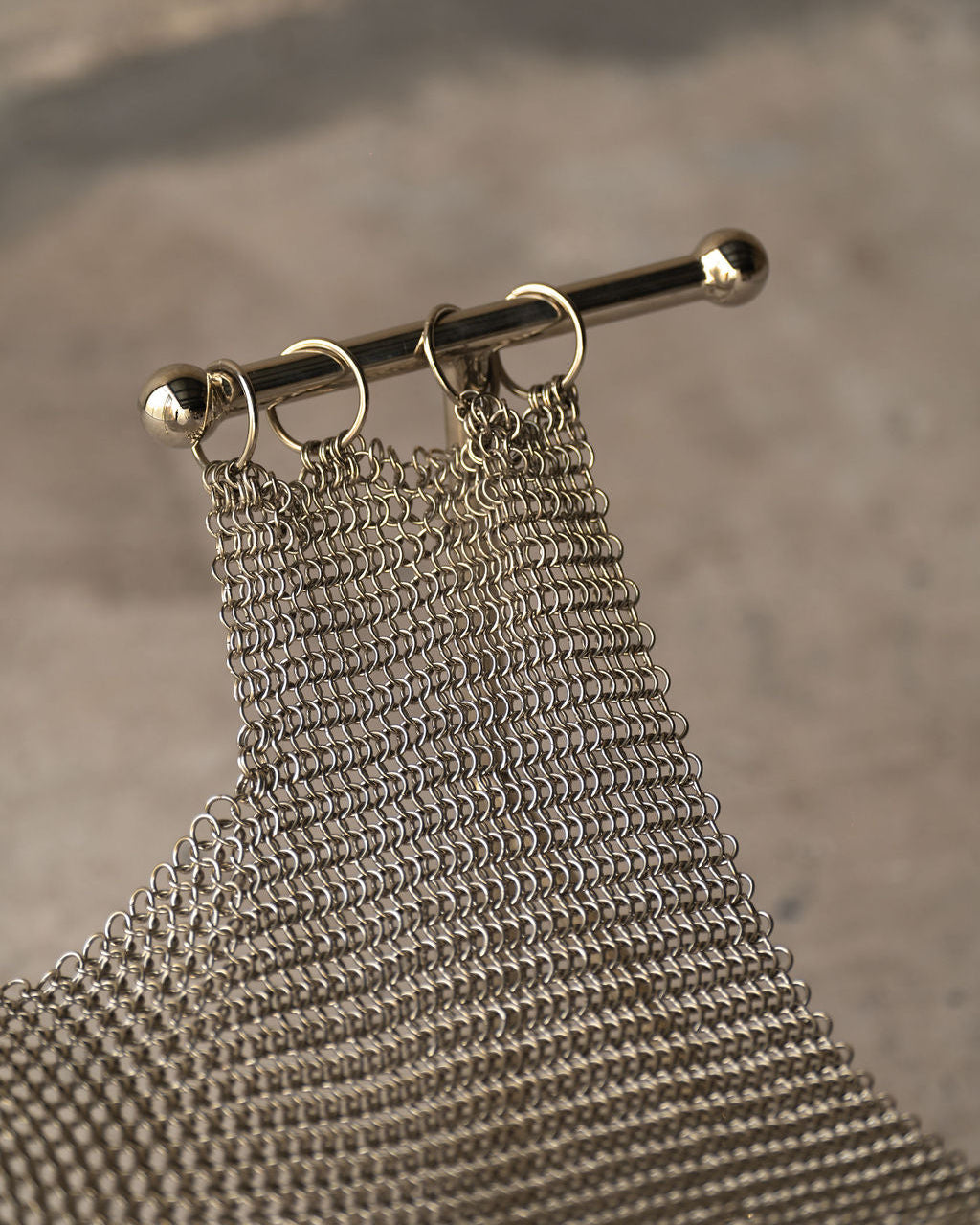 Chaise Sculpturale en Mailles d'Acier