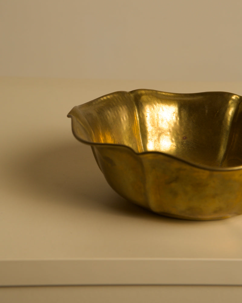 Golden brass flower-shaped trinket tray detail view, Italian 1960s