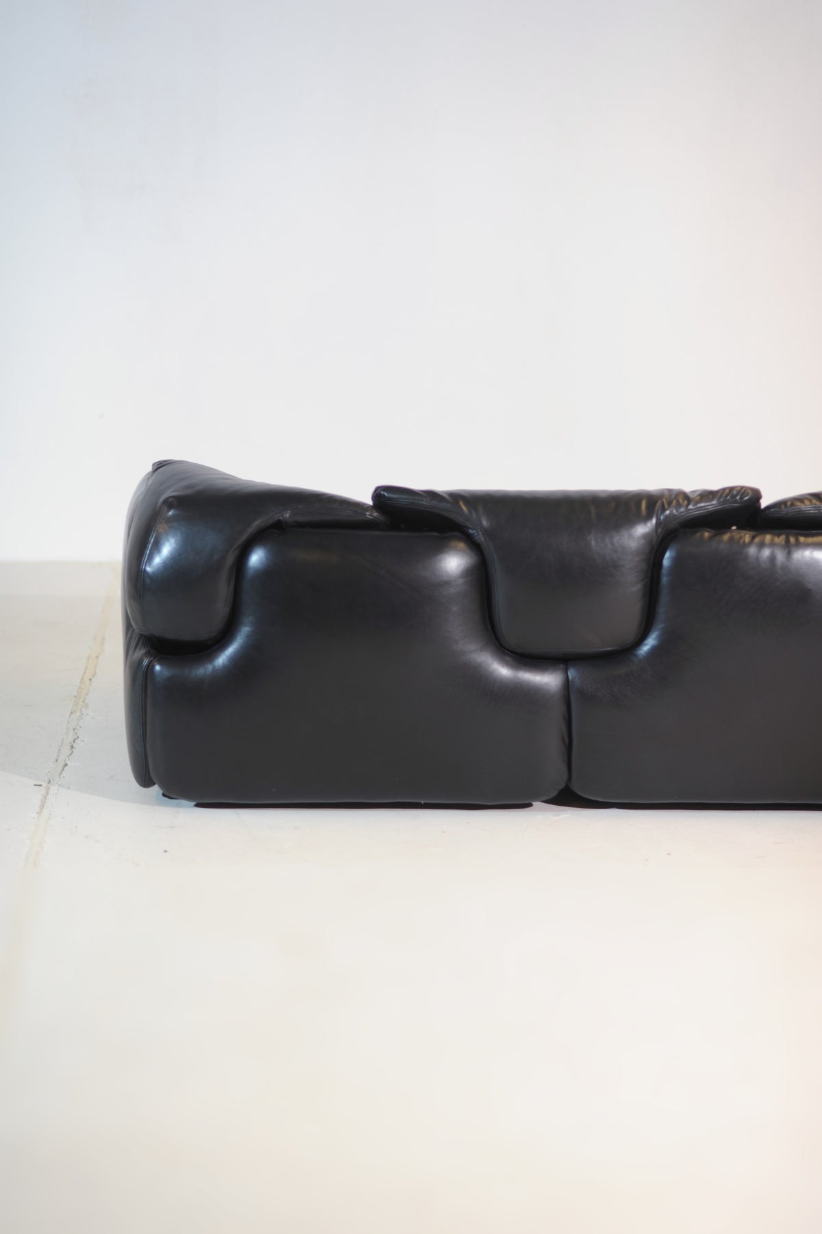 Alberto Rosselli for Saporiti Bold Sculptural “Confidential” Sofa, Italy 1970 — detail view
