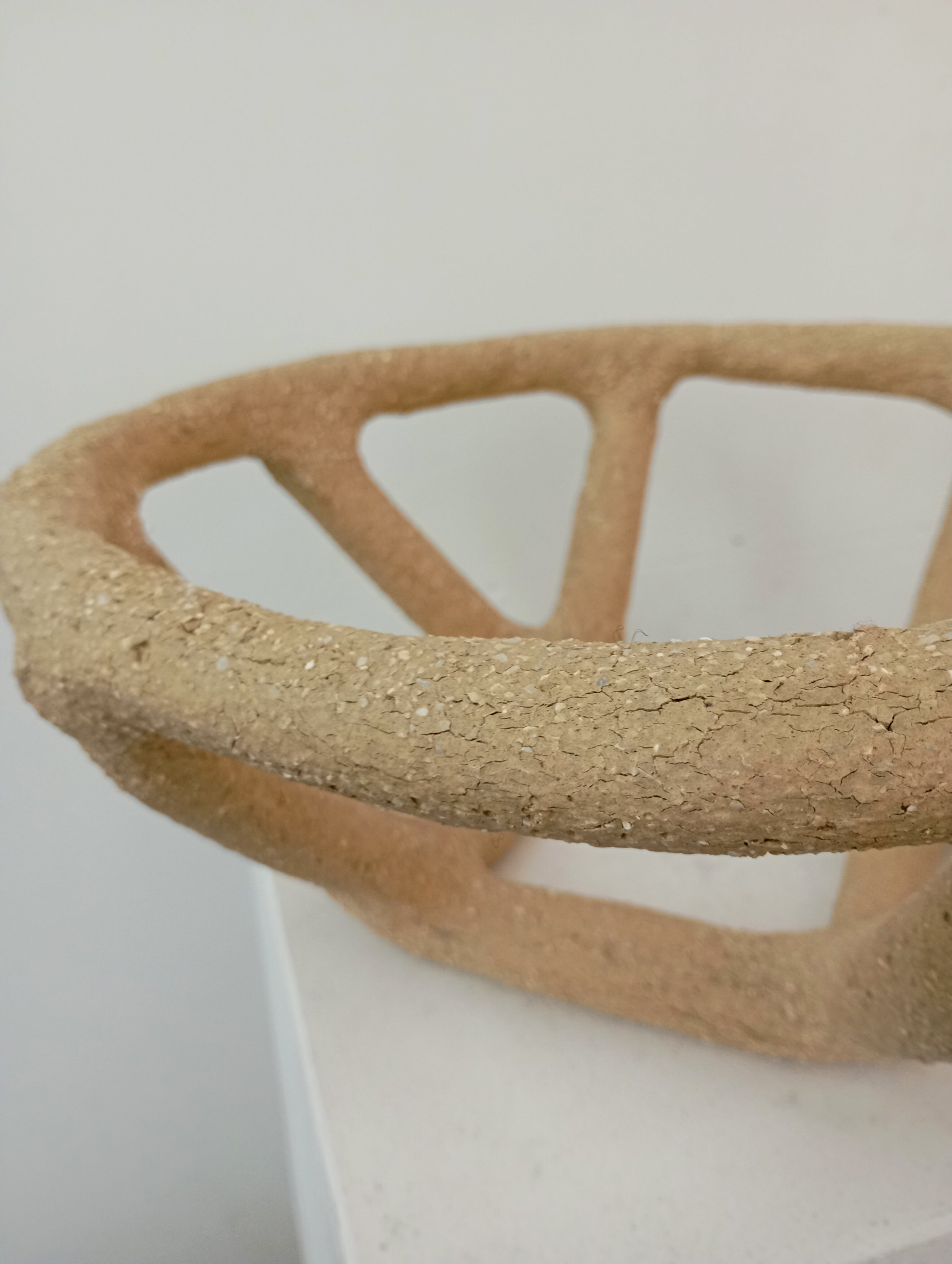 Corbeille 16' — side angle highlighting textured clay material