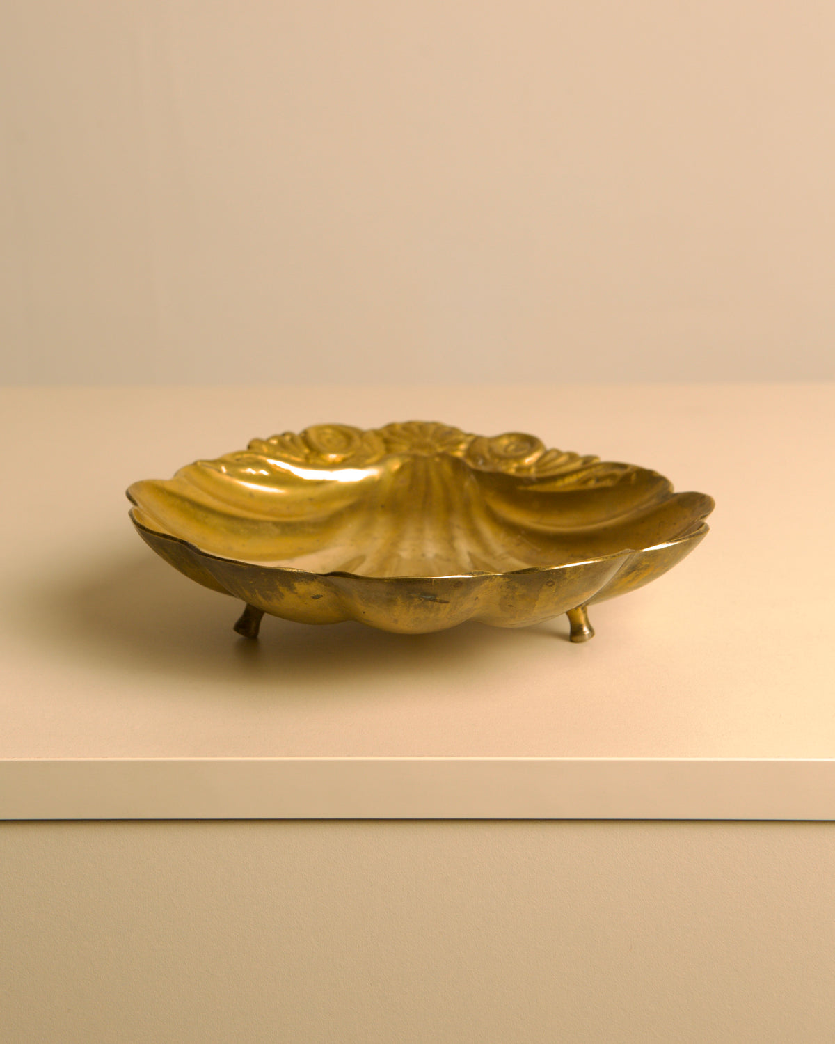 Large Italian brass scallop shell catch-all, 1960s — side angle