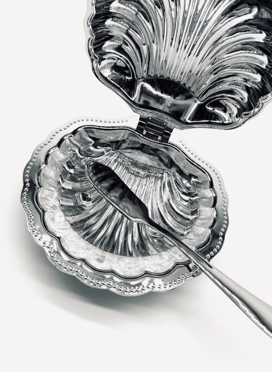 Shell Dish in Glass and Steel — detail view