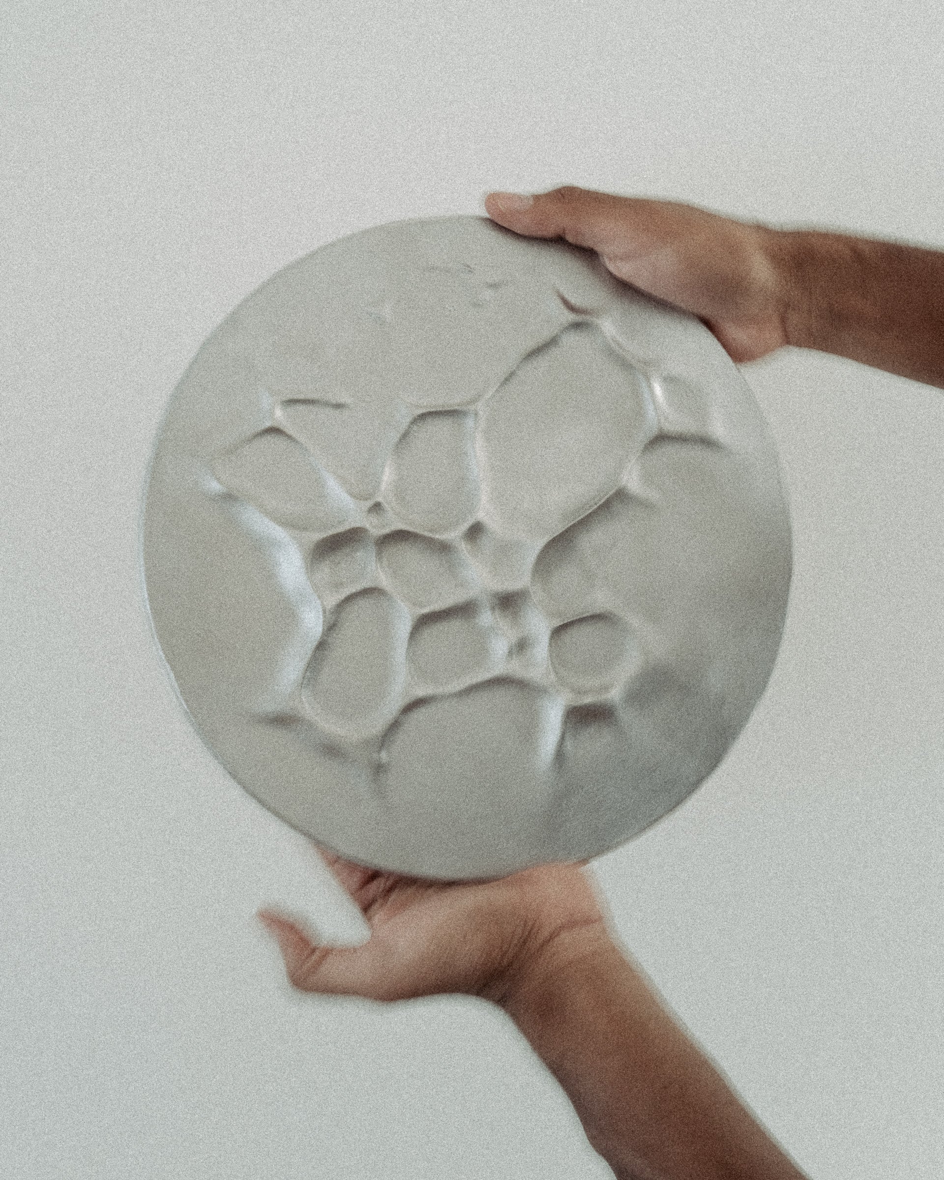 Tramontana Relief I – Sculptural Dish in Cast Aluminium — detail view