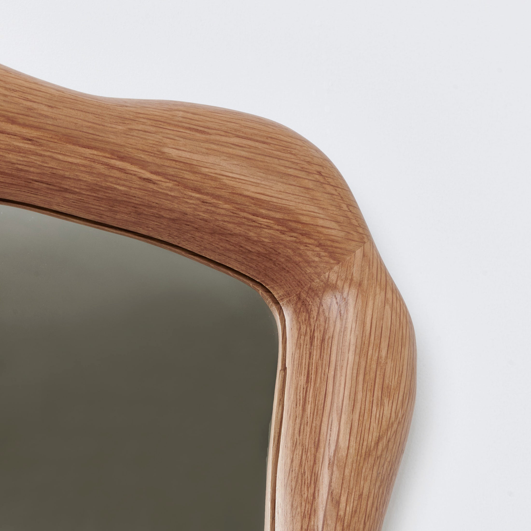 Minho Mirror Oak — close-up of oak frame detail