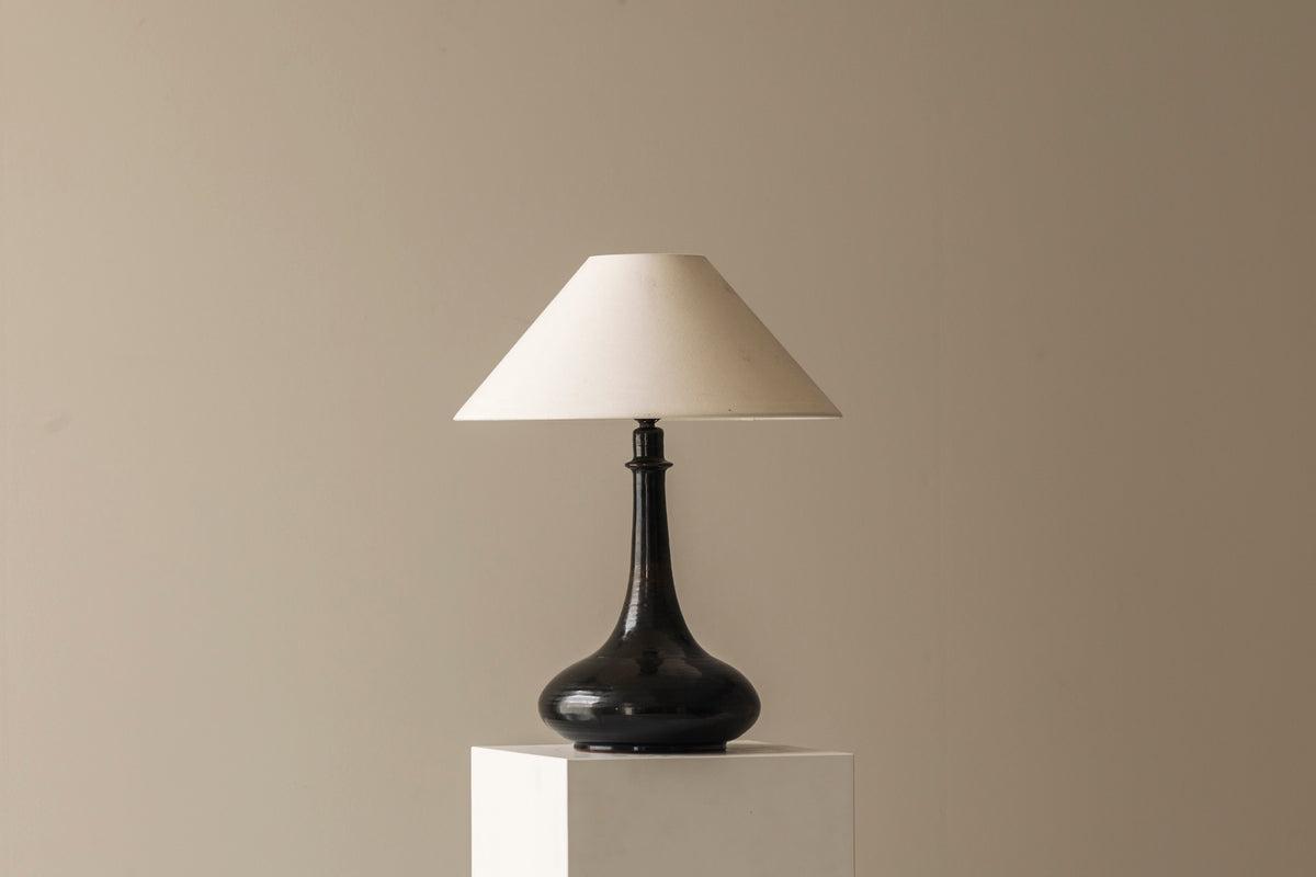 Elegant Set of Two identical French Ceramic Table Lamps, 1960s — detail view